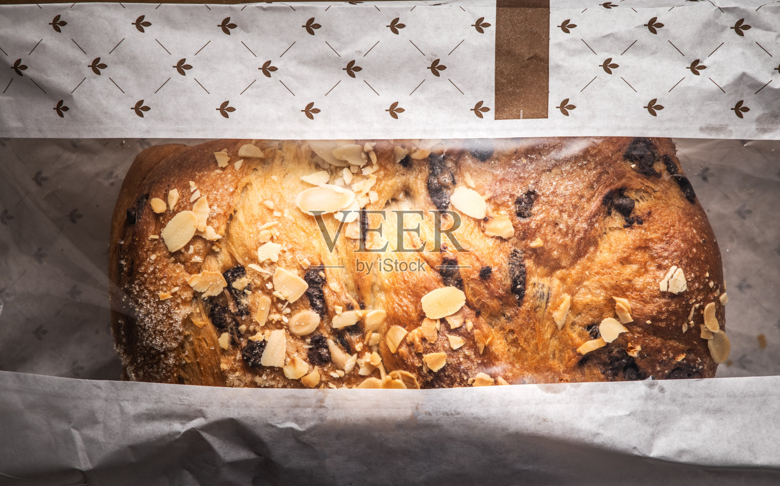 节日复活节甜面包配巧克力和葡萄干，自制烤面包照片摄影图片