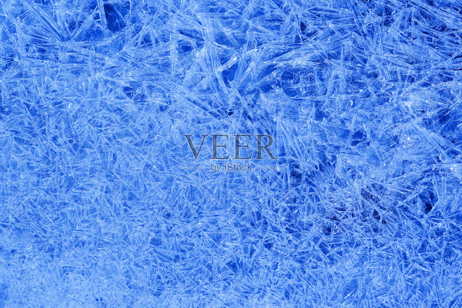 冰冻的冰晶使水在冬天结冰照片摄影图片