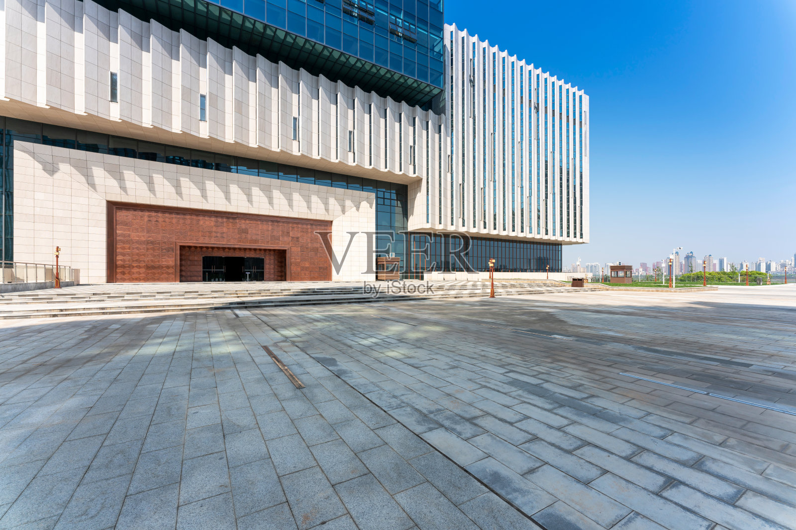 现代城市里空荡荡的现代广场和摩天大楼照片摄影图片