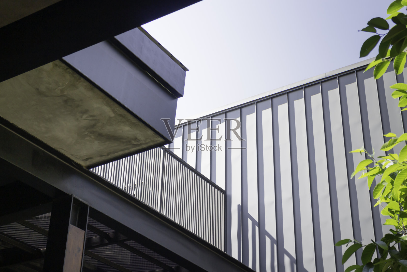 露天度假村餐厅与绿色植物照片摄影图片