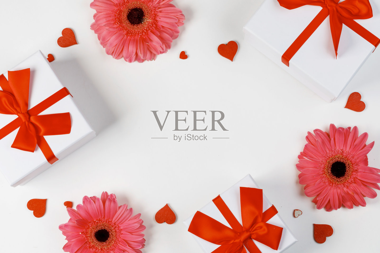 鲜花礼品和心形背景照片摄影图片