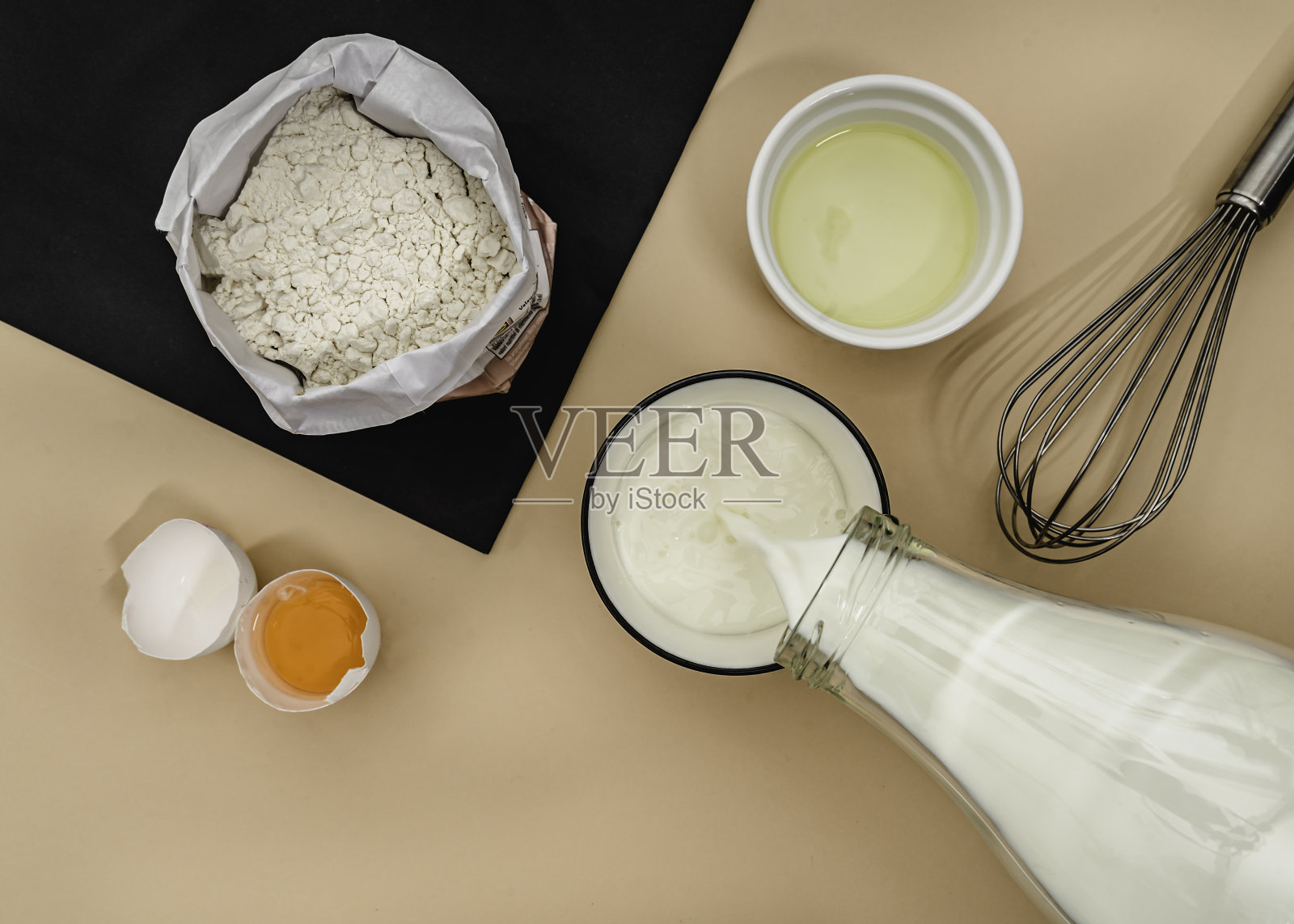 烹饪过程厨师制作面团，鸡蛋和面粉照片摄影图片