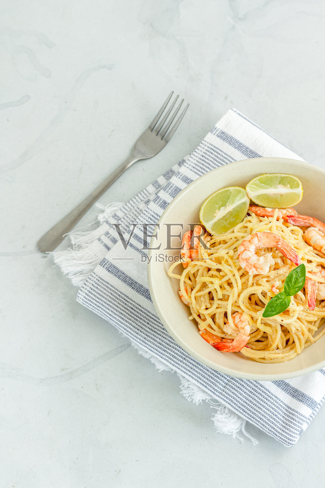 意大利面配虾仁/虾仁配罗勒和柠檬照片摄影图片