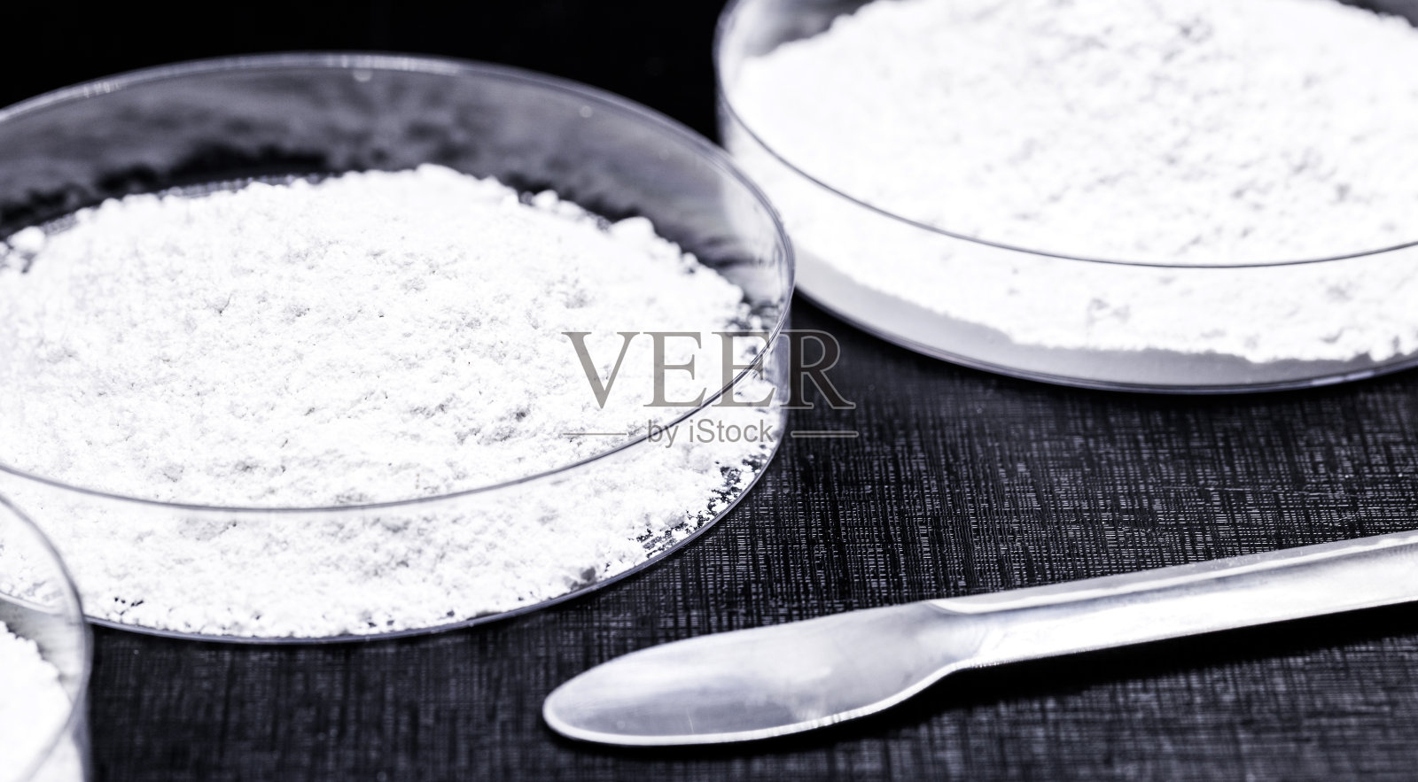 硅酸锆(ZrSiO4)是一种含有石英的氧化锆，用于搪瓷的浑浊剂。照片摄影图片