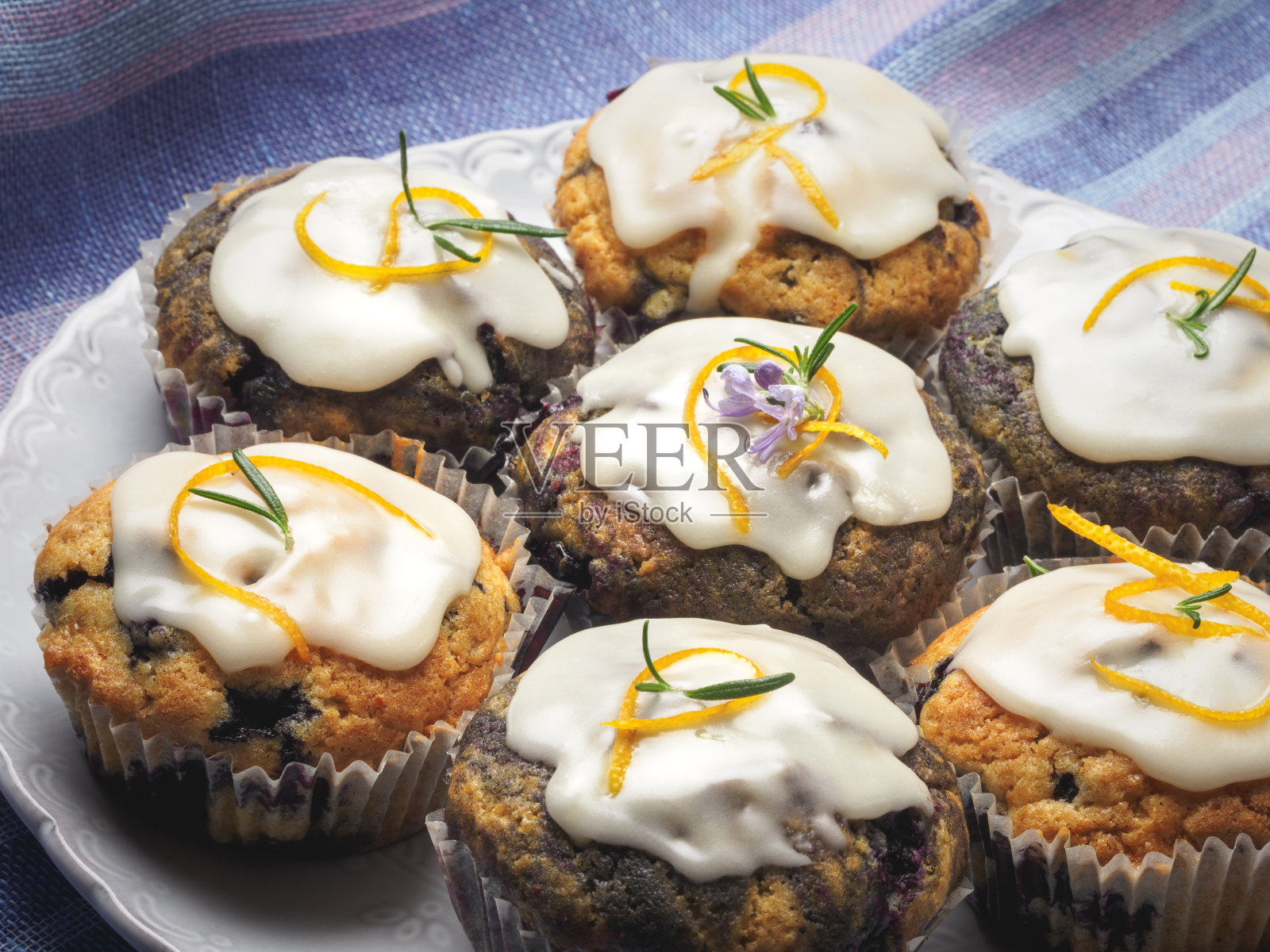 橙和迷迭香的蓝莓纸杯蛋糕照片摄影图片