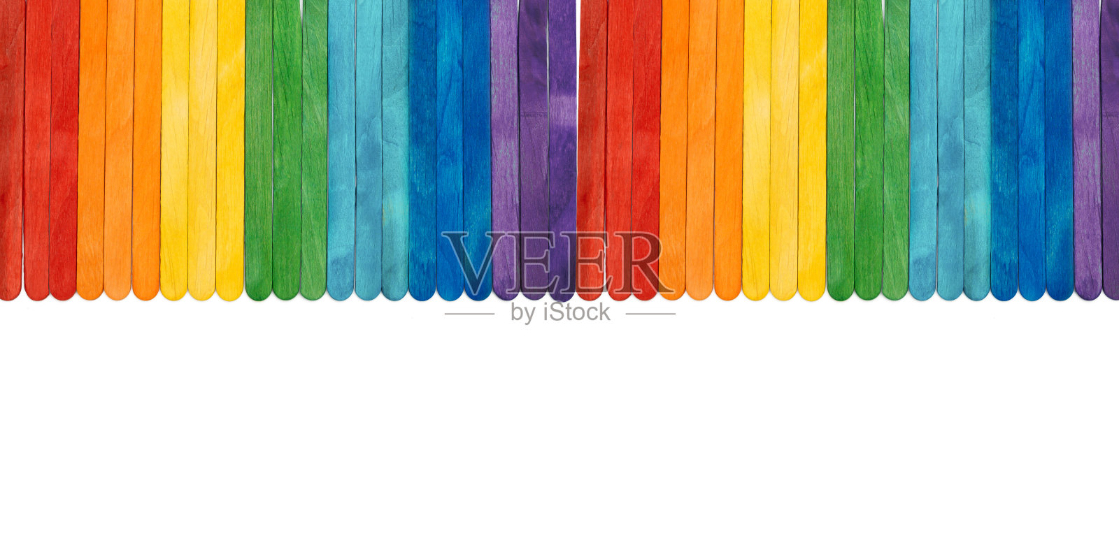 彩虹色的木制冰淇淋棒上的白色。丰富多彩的抽象栅栏照片摄影图片