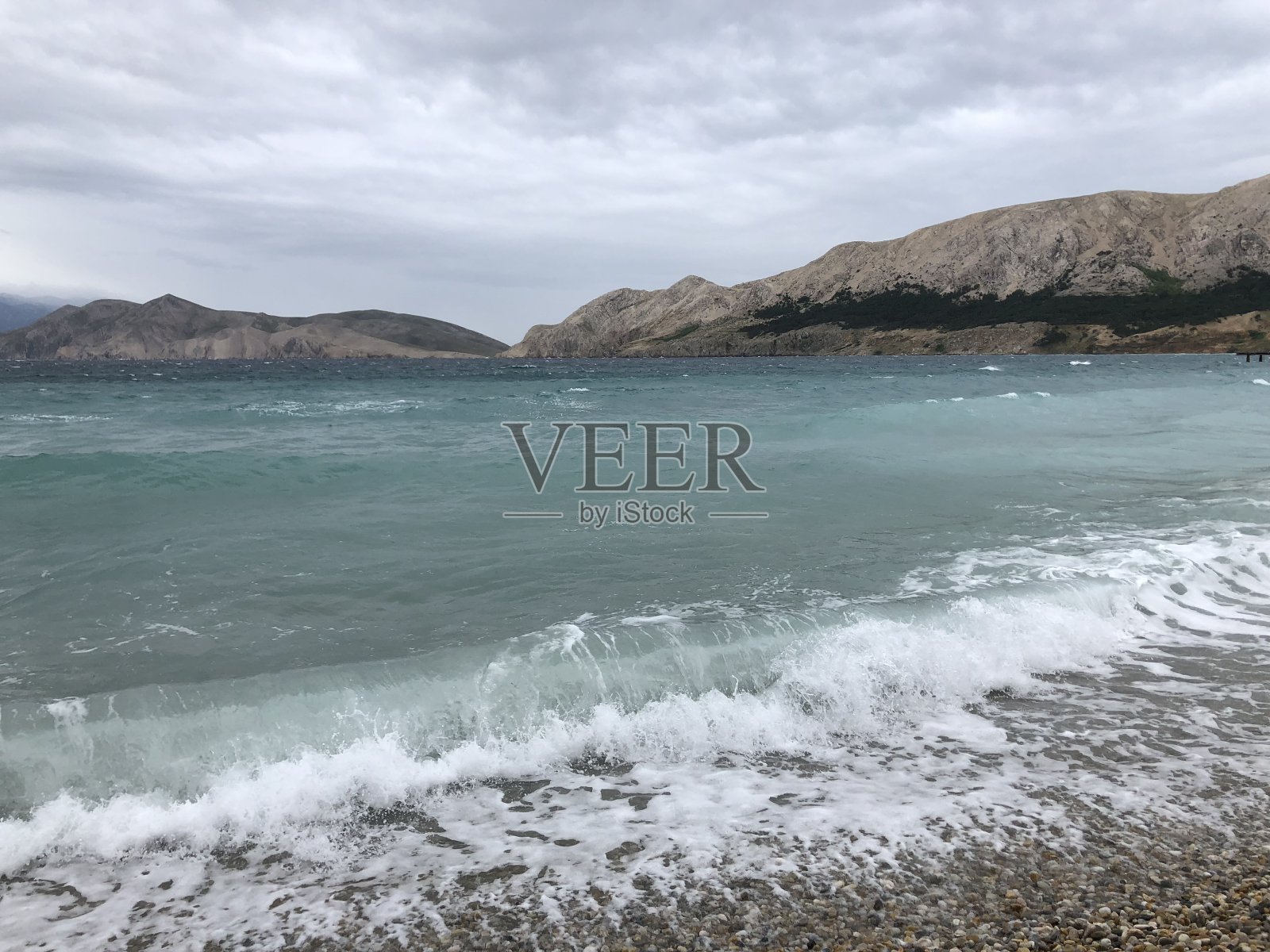 巴斯卡岛位于克罗地亚的亚得里亚海，六月的一天云雨绵绵照片摄影图片