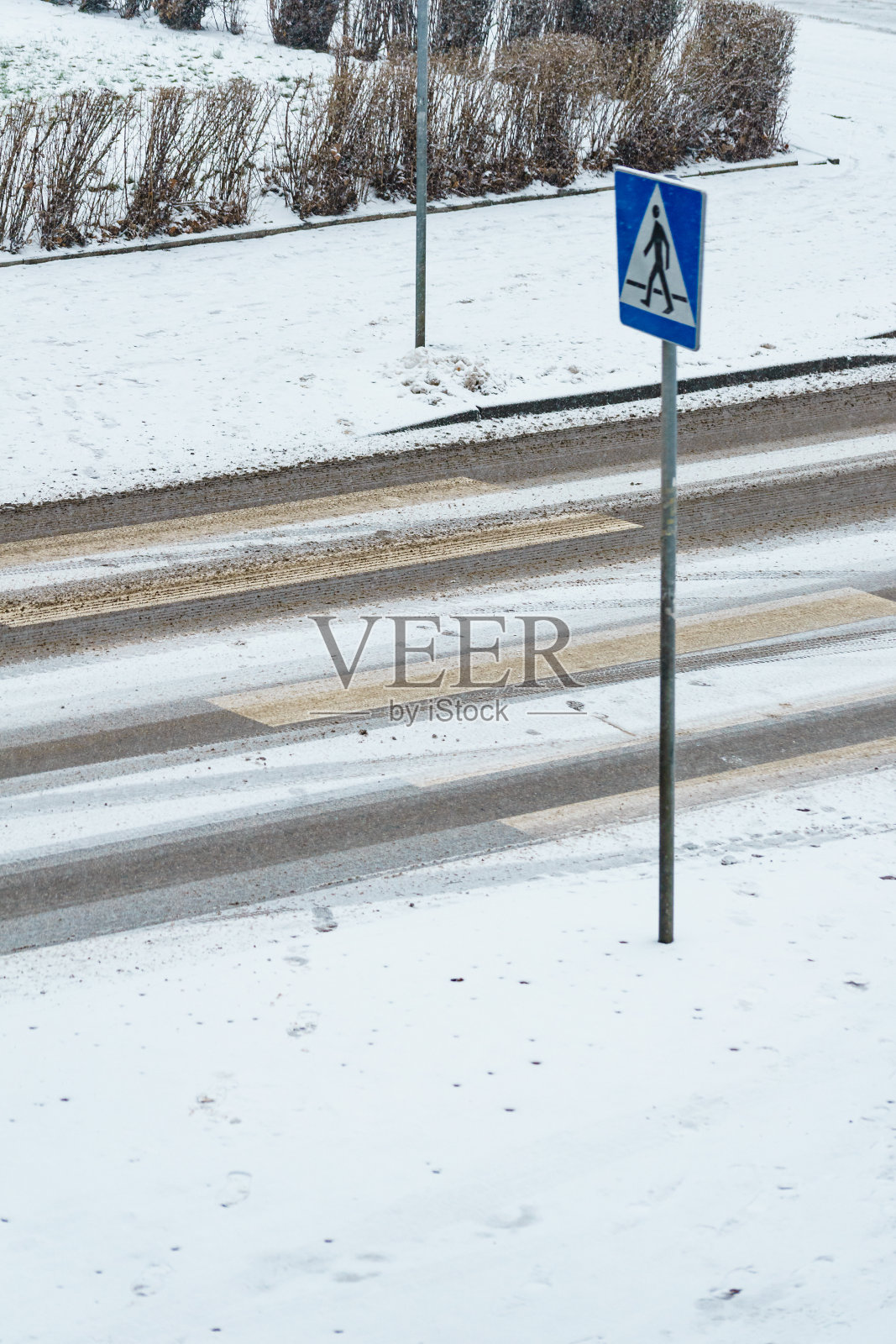 城市街道被雪覆盖。冬天照片摄影图片