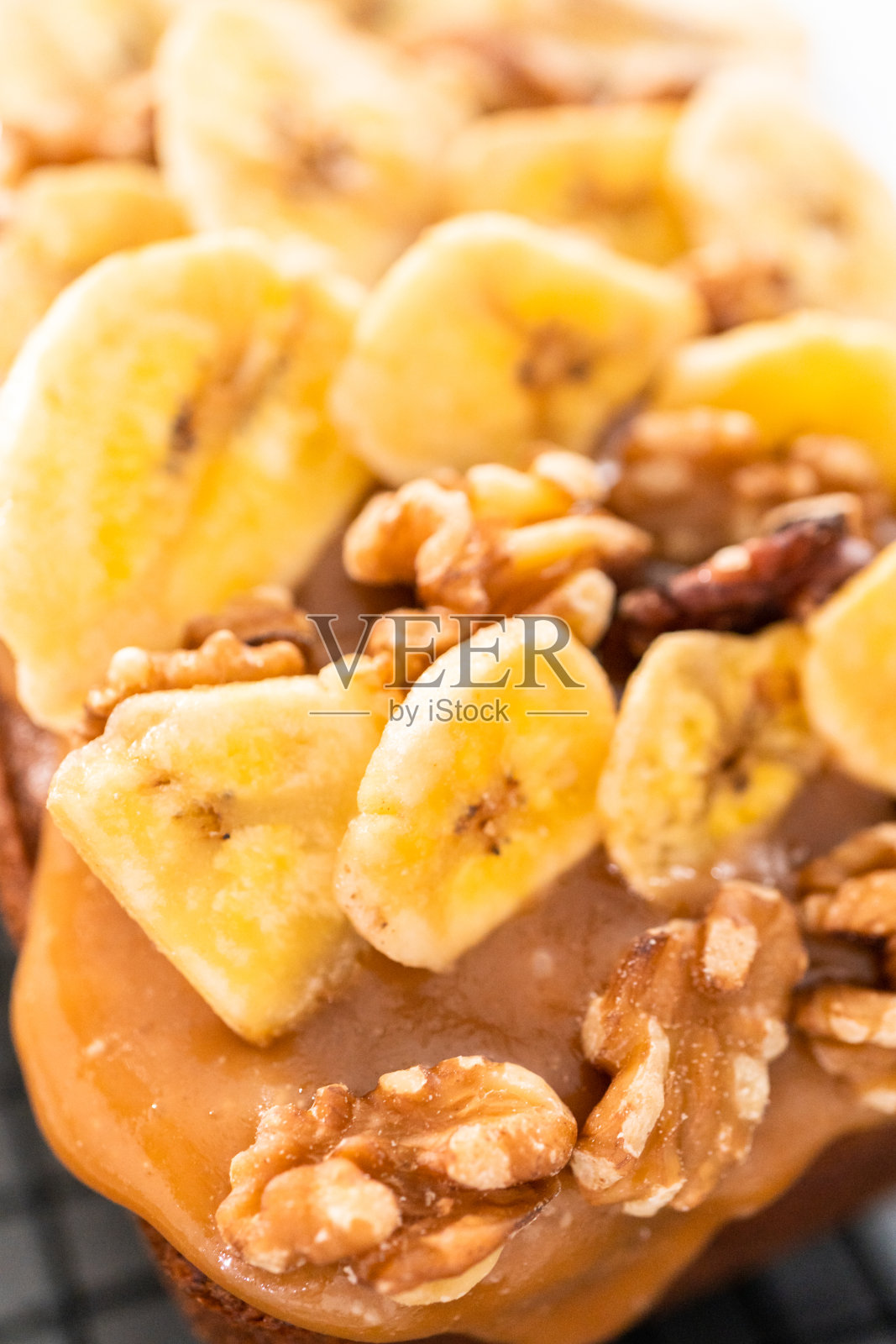 新鲜出炉的香蕉坚果面包照片摄影图片