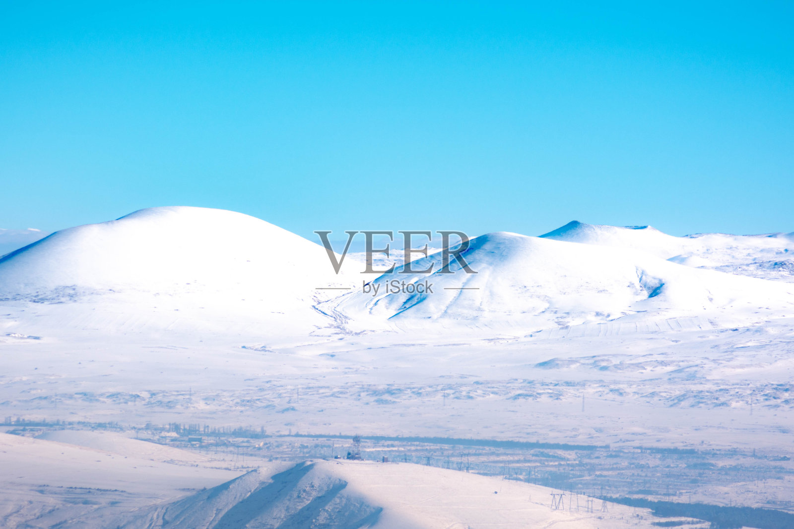 白雪覆盖着群山和田野照片摄影图片