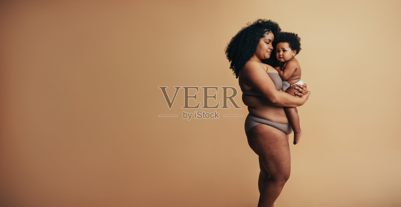 一位怀着孩子的非裔美国妇女照片摄影图片