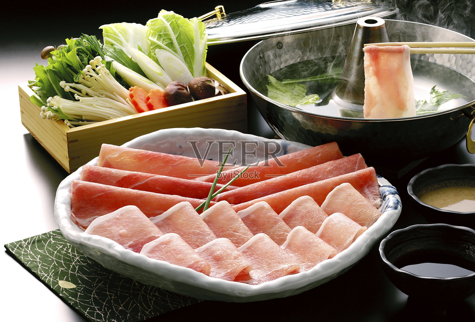 猪肉涮涮锅照片摄影图片