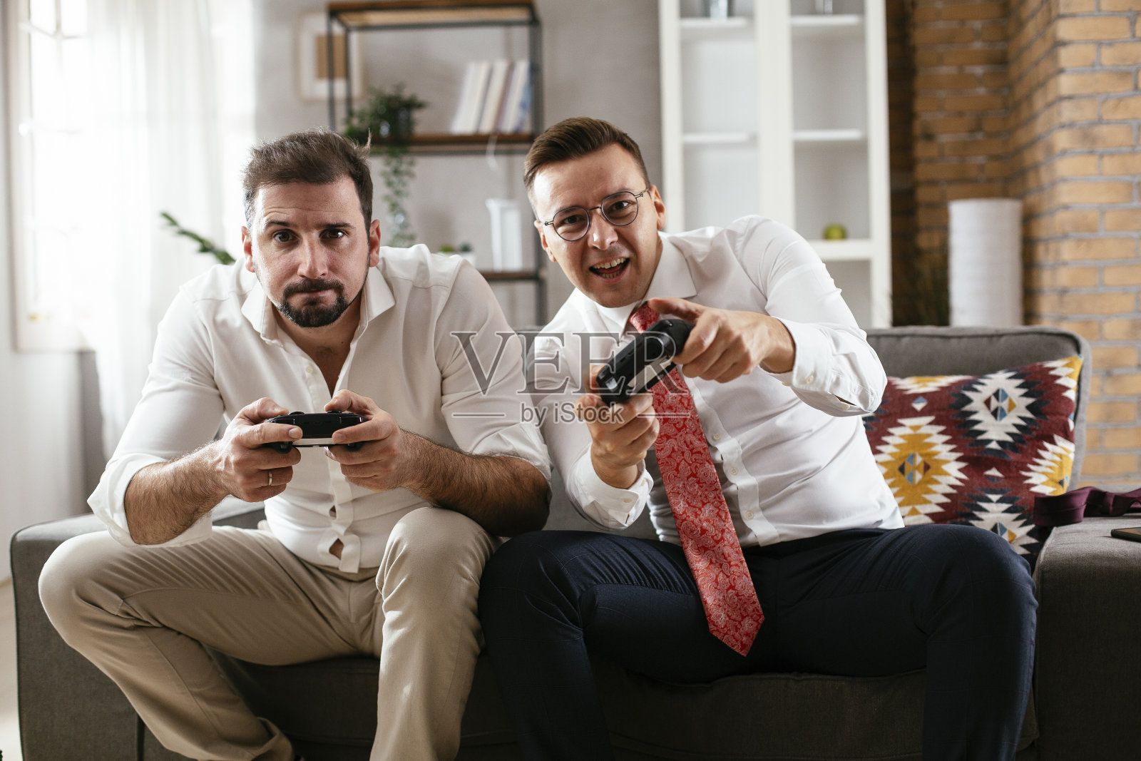 在办公室里玩电子游戏的商人照片摄影图片