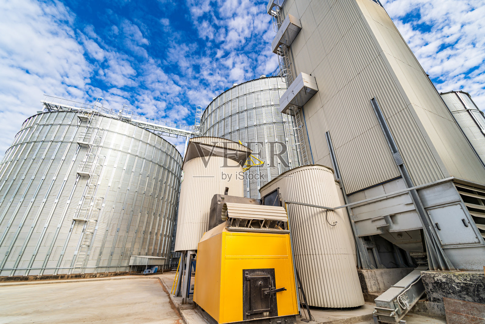 现代化的现代化工厂与钢谷物升降机。有选择性的重点。视图从下面。照片摄影图片