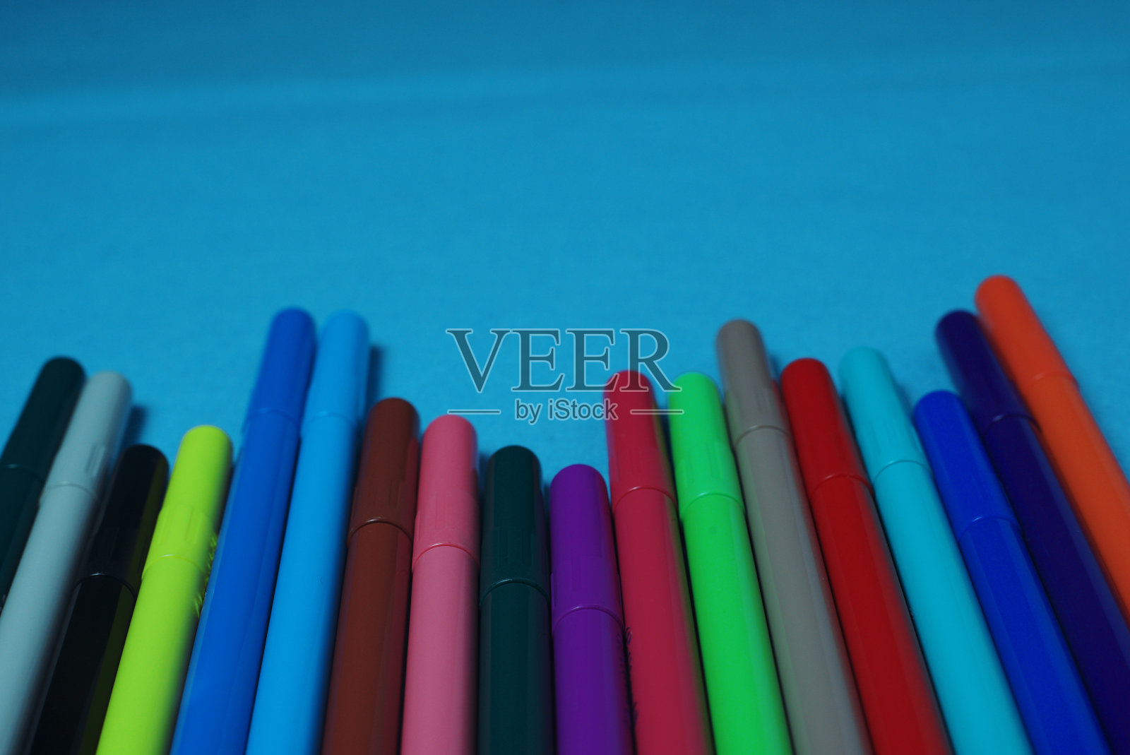 颜色，浅蓝色背景上的彩色标记照片摄影图片