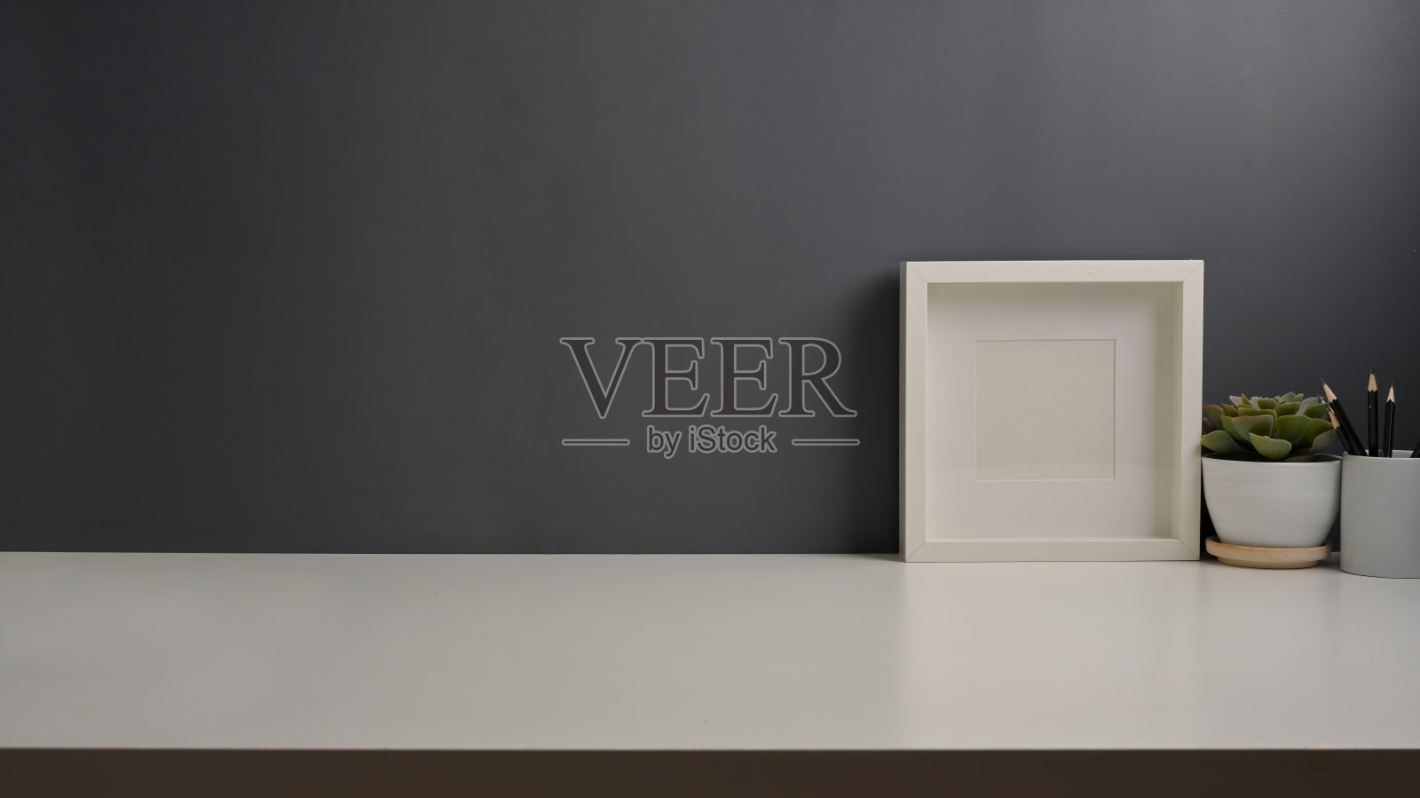 有复印空间的工作台，模拟框架和花盆在家庭办公室照片摄影图片