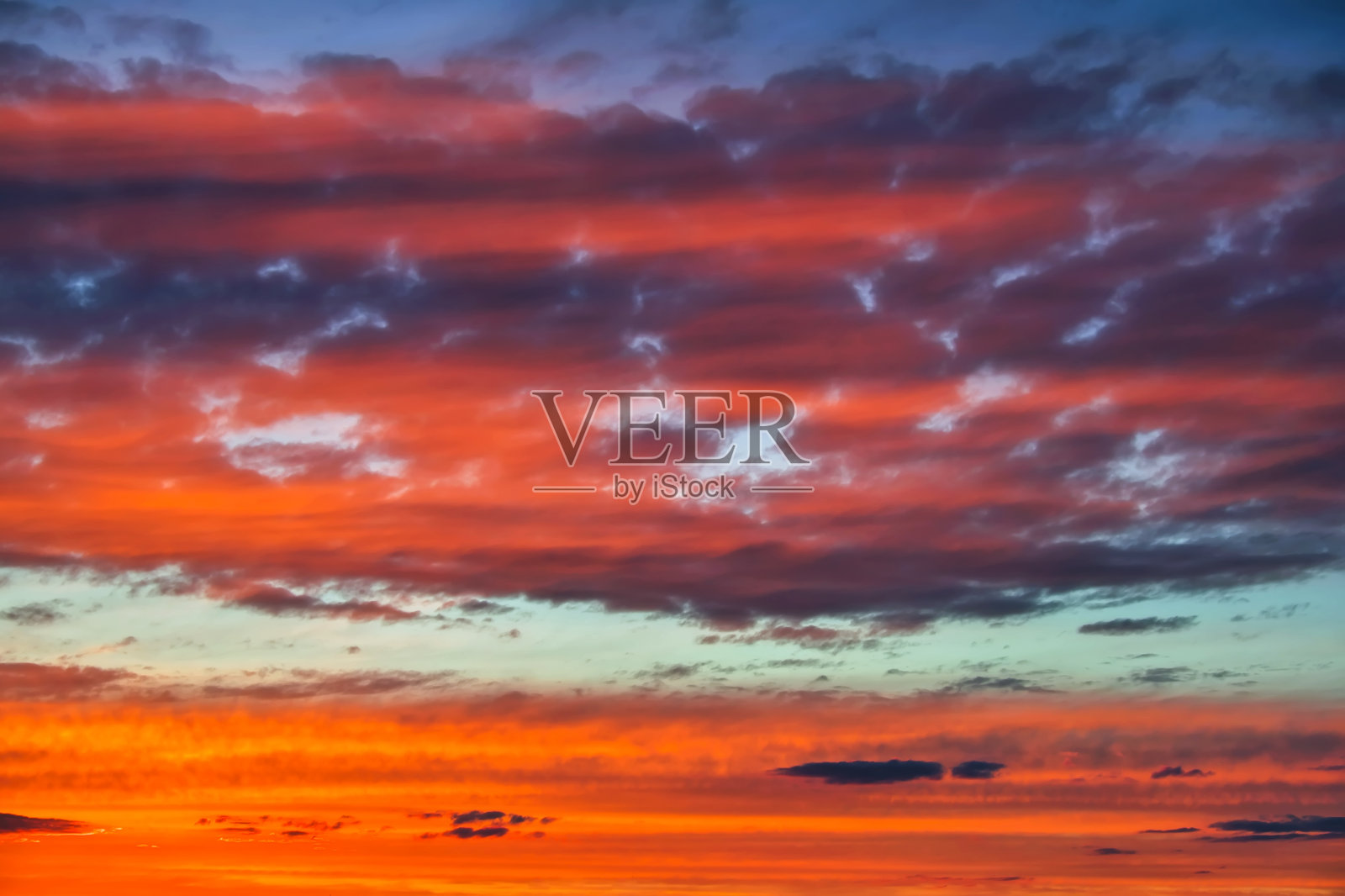 傍晚的天空落日，阳光是橙色的。美丽雄伟的自然背景照片摄影图片