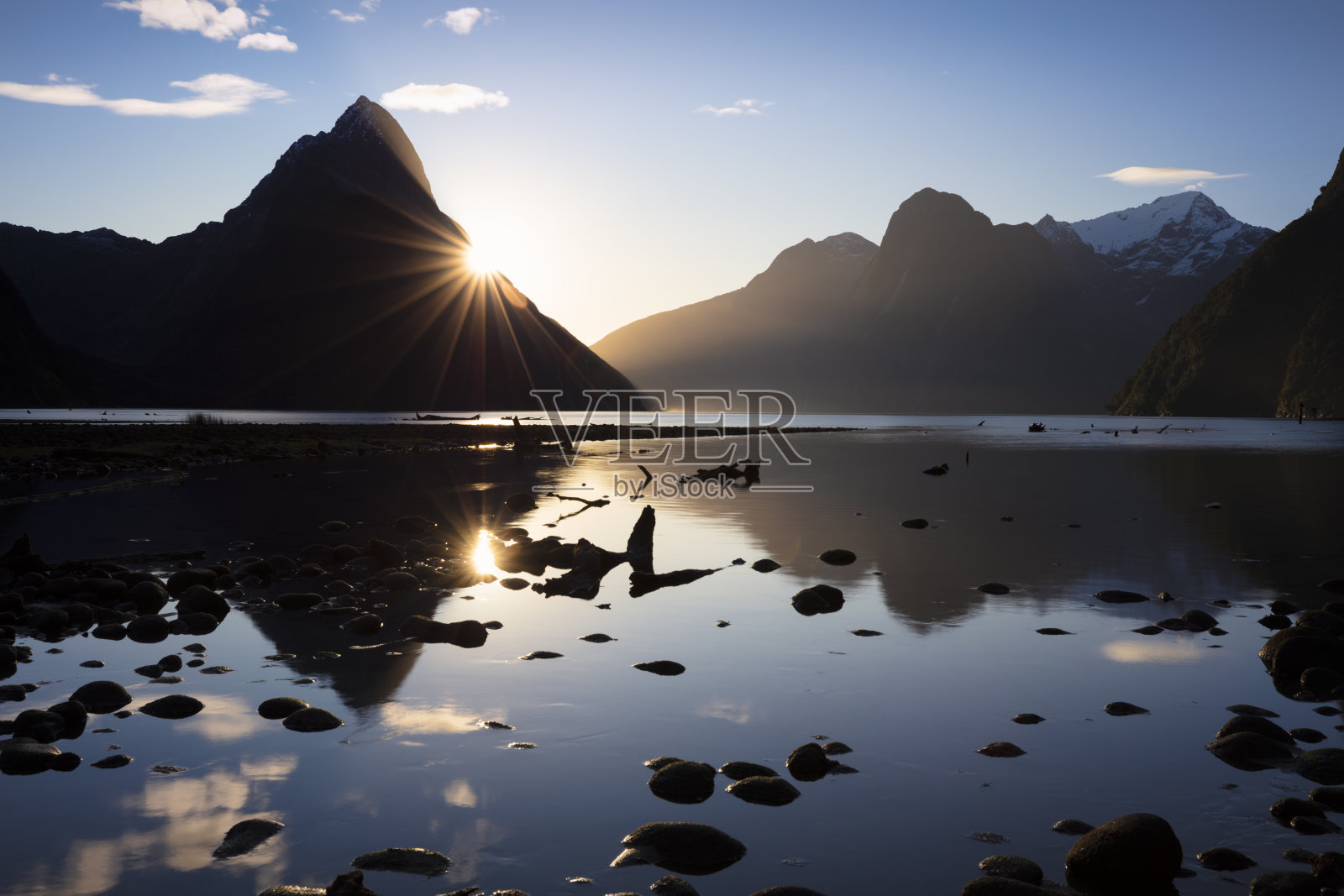 冬季日落米尔福德湾，新西兰照片摄影图片