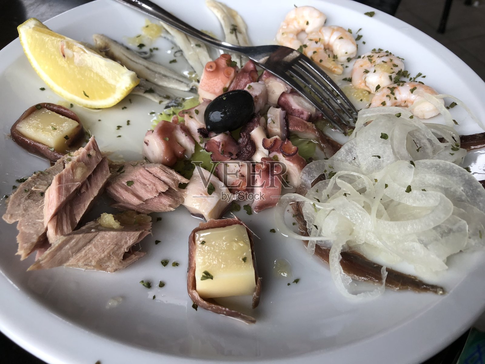 海鲜卡拉马里斯金枪鱼沙丁鱼凤尾鱼柠檬在一个港口的餐厅在克罗地亚照片摄影图片