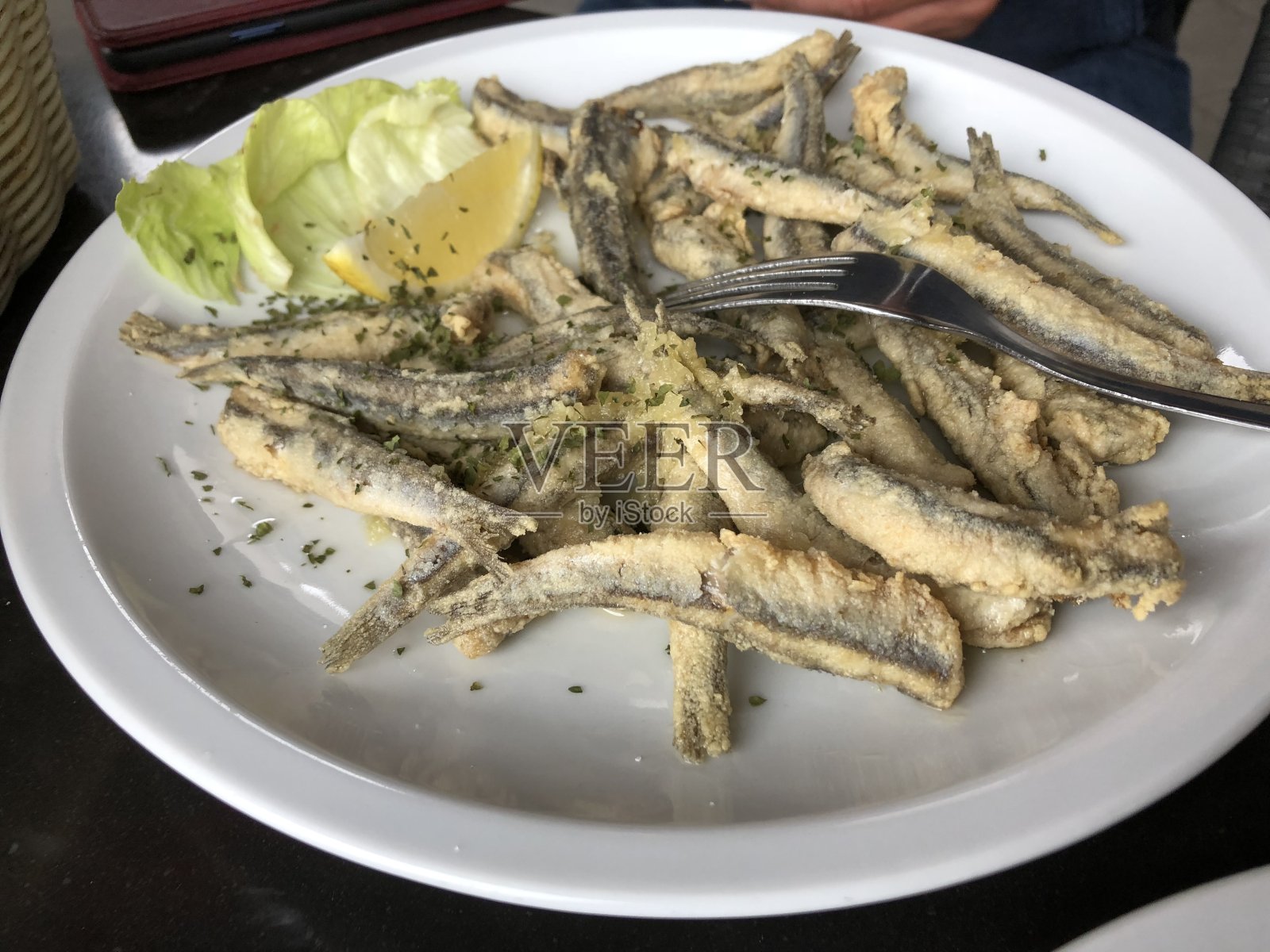 海鲜卡拉马里斯金枪鱼沙丁鱼凤尾鱼柠檬在一个港口的餐厅在克罗地亚照片摄影图片