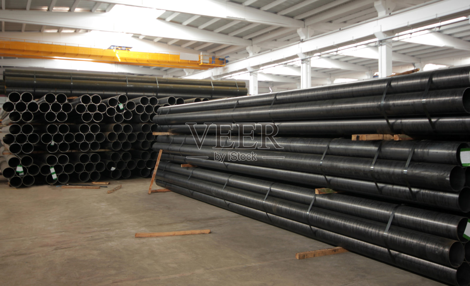 工厂内钢金属管堆照片摄影图片