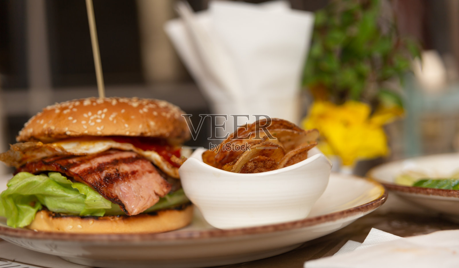 汉堡配肉、生菜和脆薯片照片摄影图片