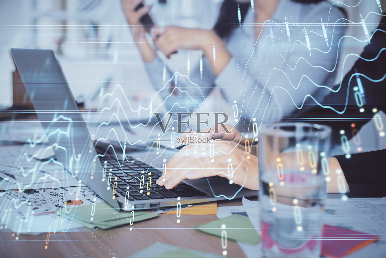 多曝光女人的手在电脑上打字和外汇图表全息图。股票市场分析概念。照片摄影图片