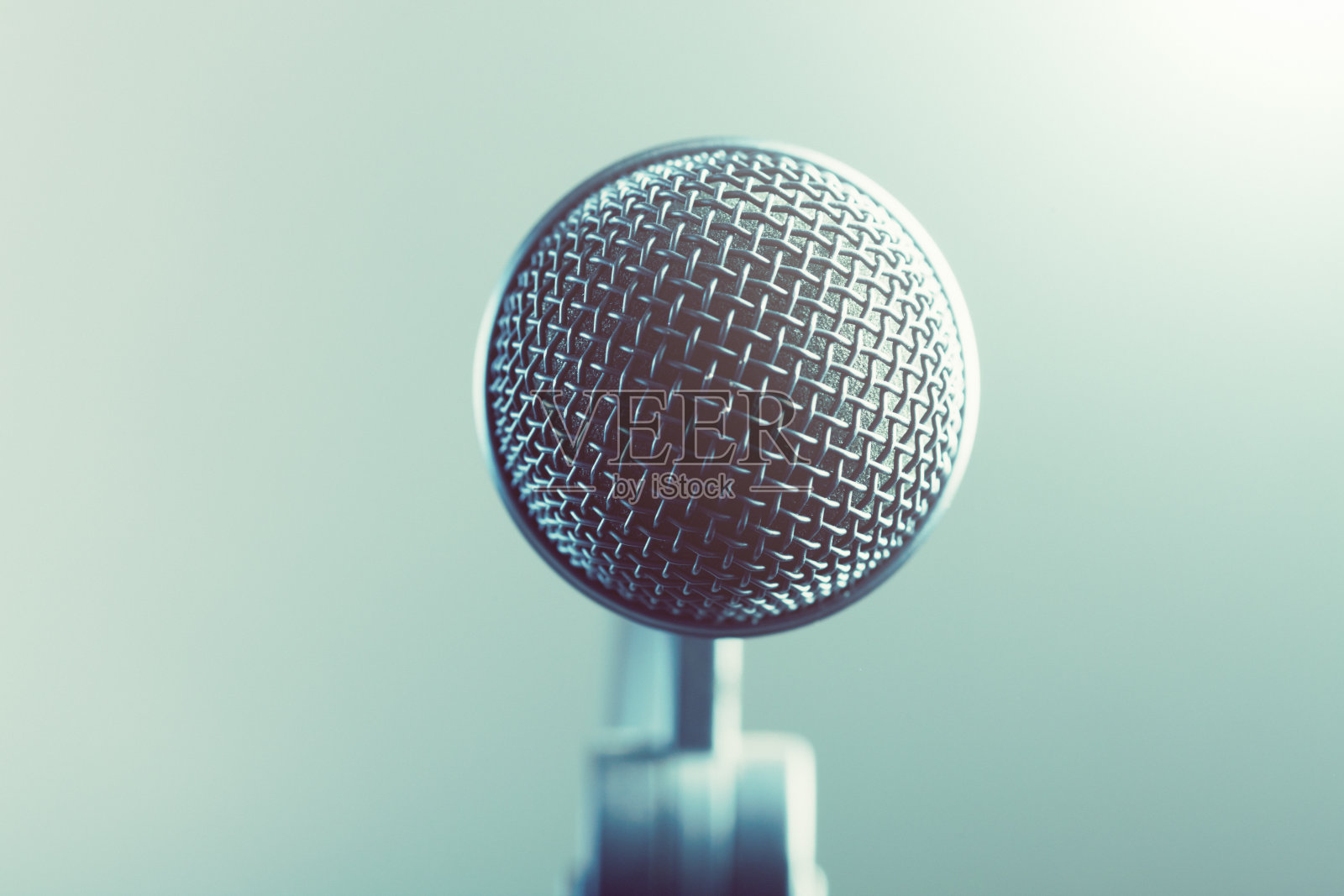 舞台灯光下的声乐动态麦克风，为歌手或公共演讲者准备照片摄影图片