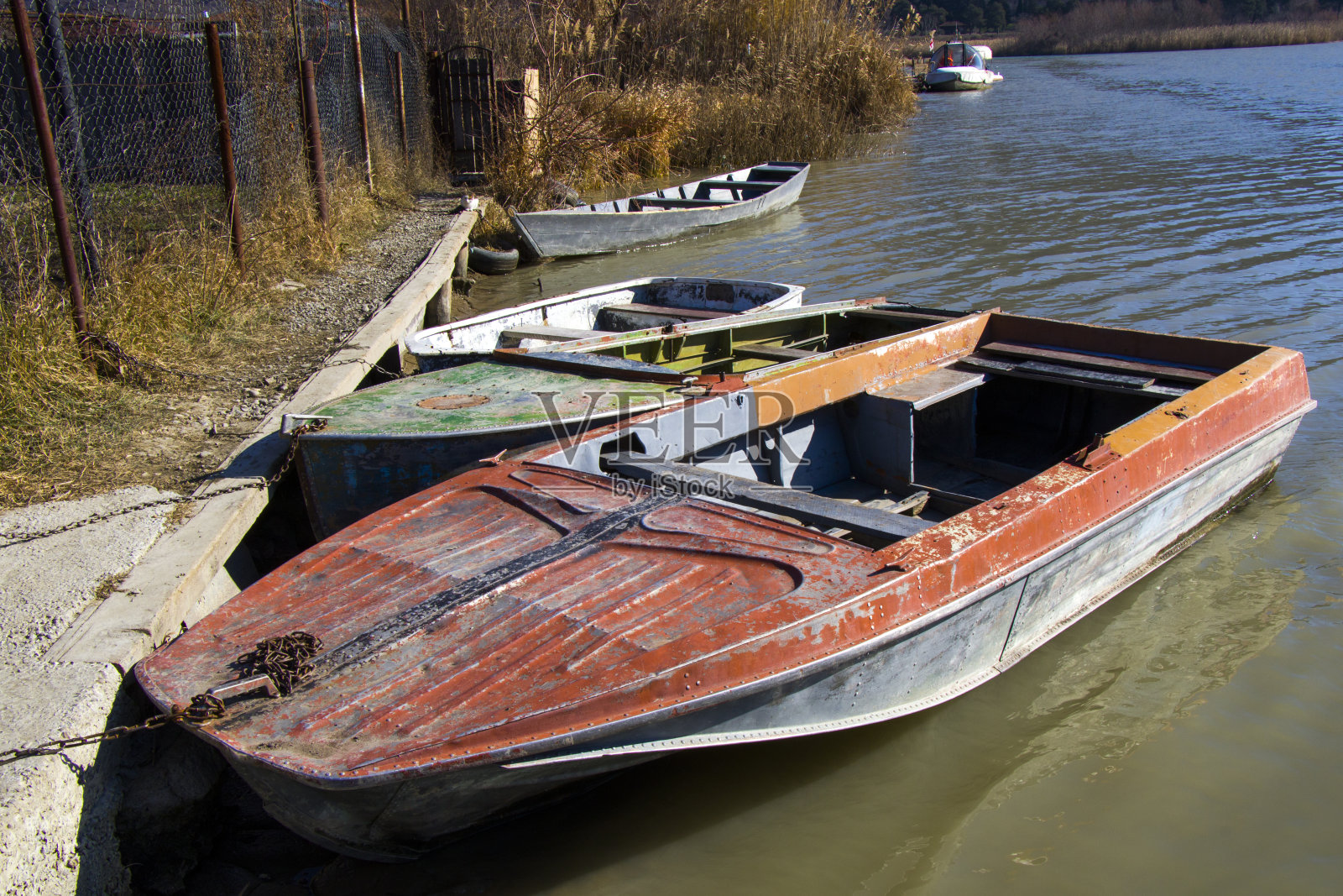 格鲁吉亚姆茨克塔的姆特克瓦里河和海滩上的船只。照片摄影图片