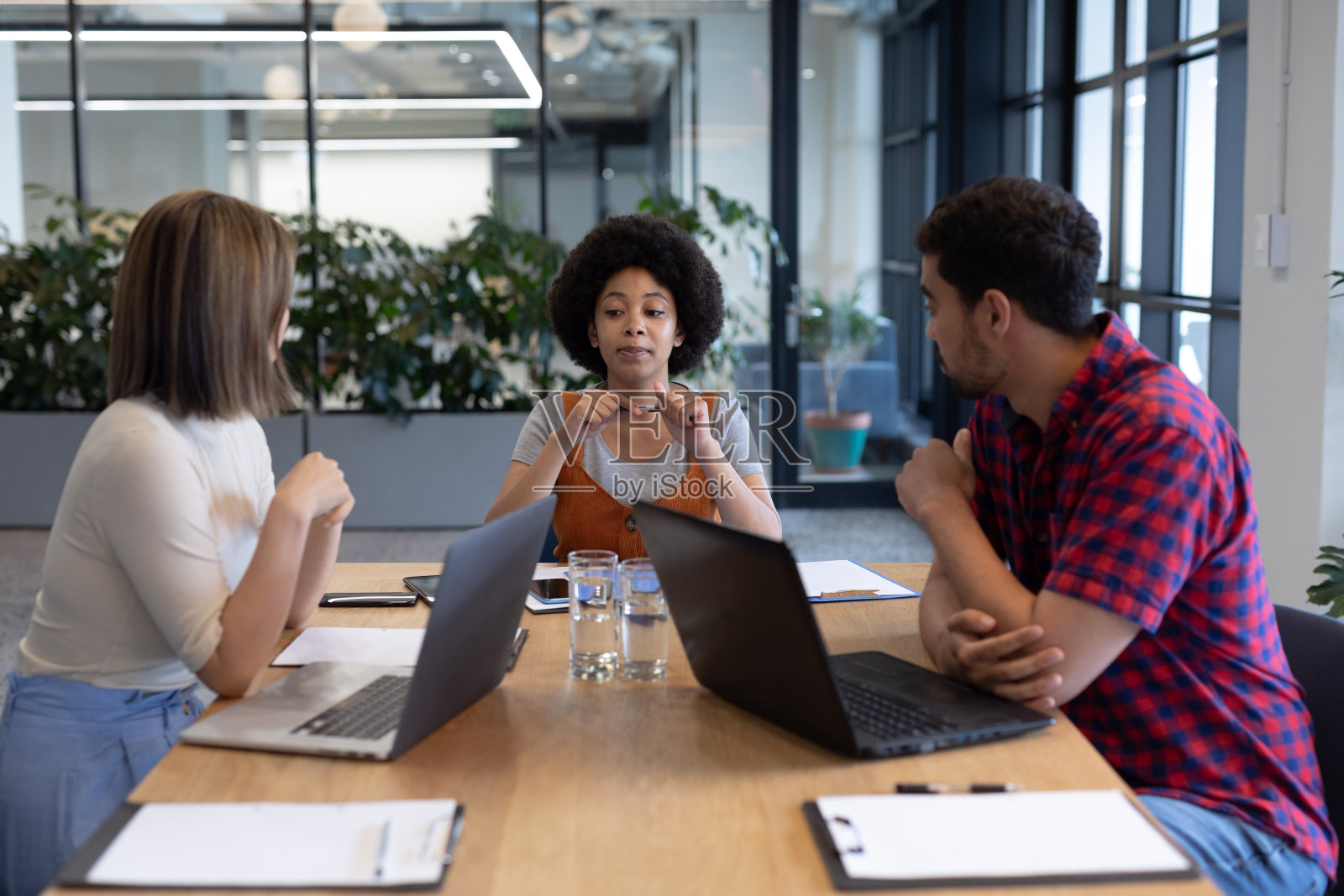 在创意办公室工作的不同的业务人员群体照片摄影图片