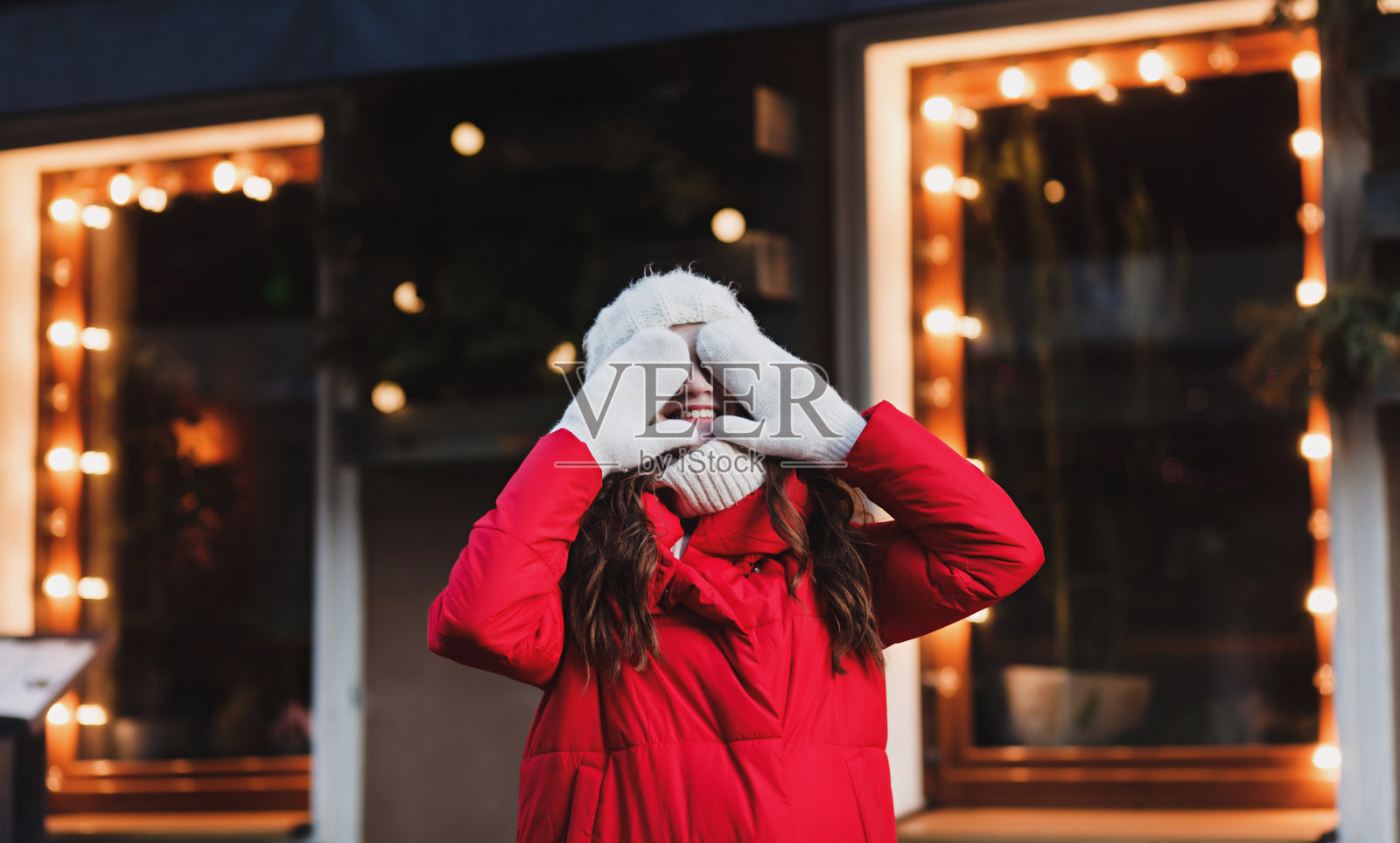 穿着红色冬季夹克的开朗女孩照片摄影图片