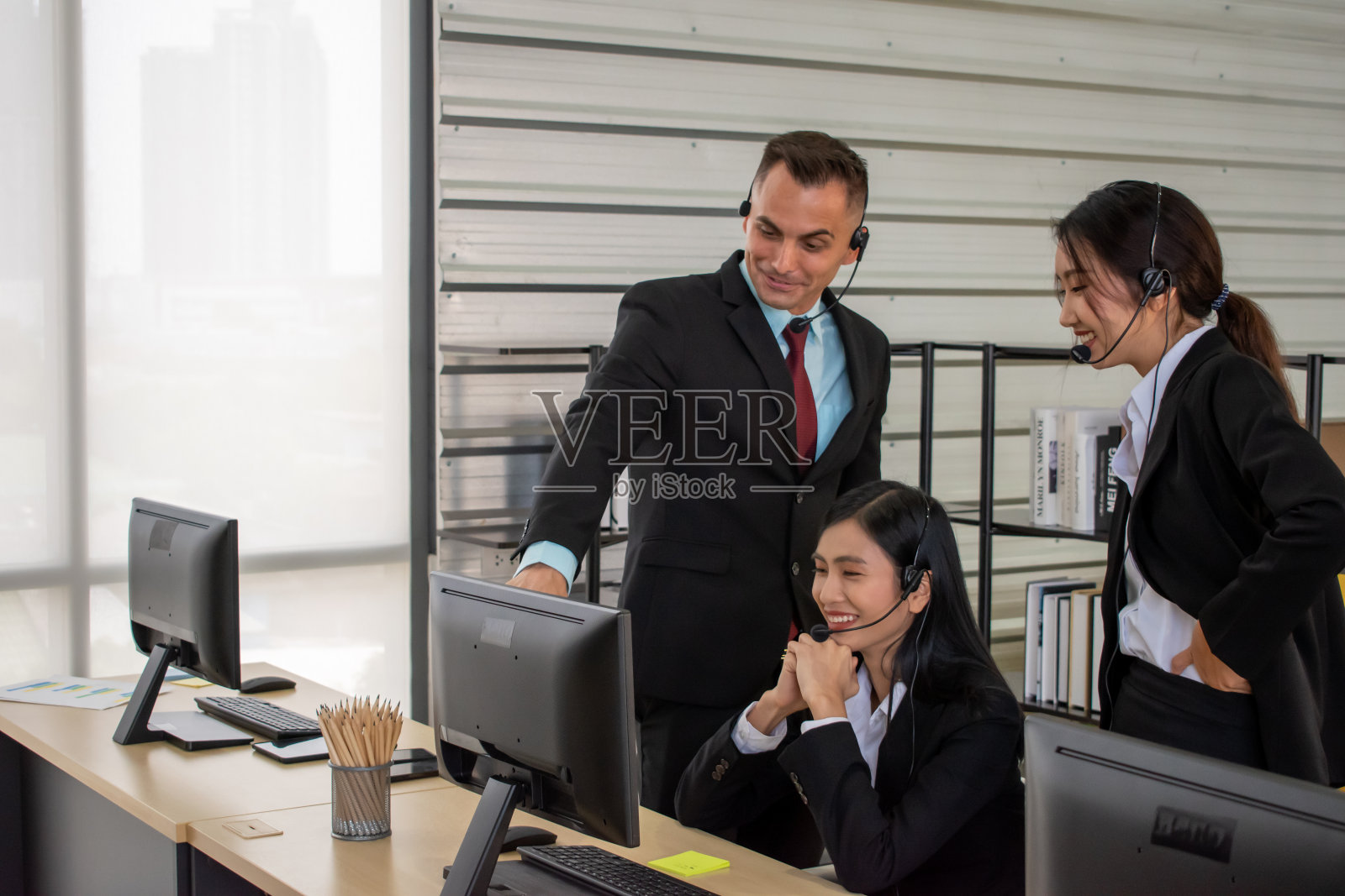 工作人员在办公室的形象照片摄影图片