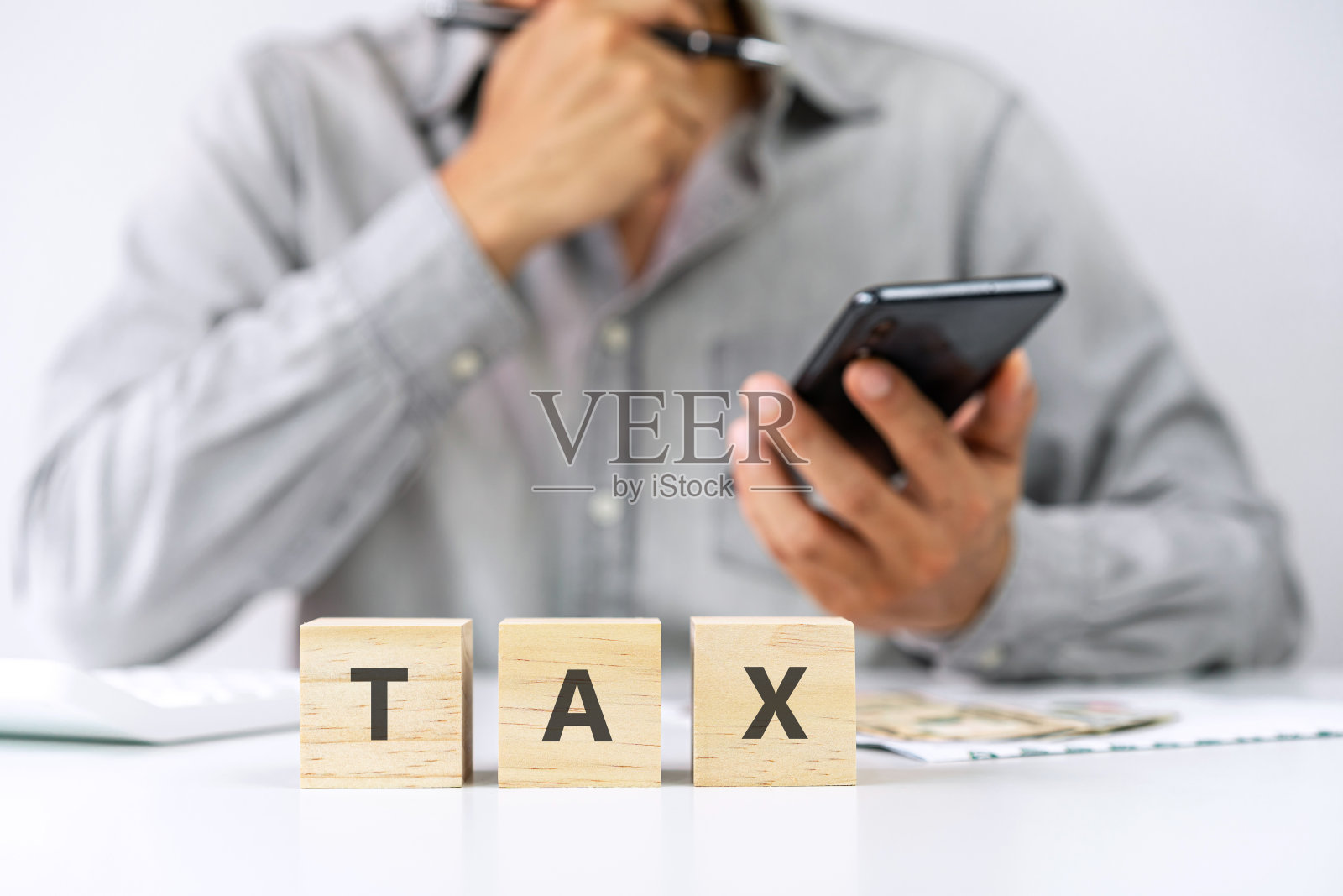 压力山大的年轻商人计算和核算收入，每月的家庭开支和税收照片摄影图片