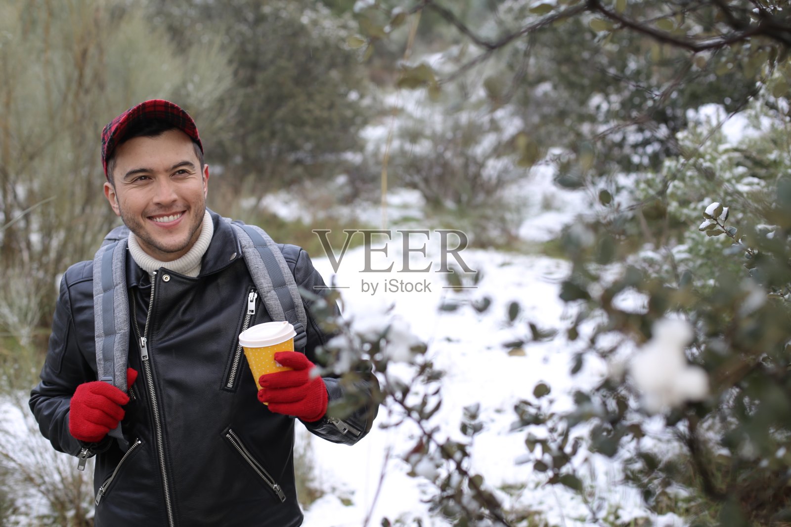 学生们在冬天去学校照片摄影图片