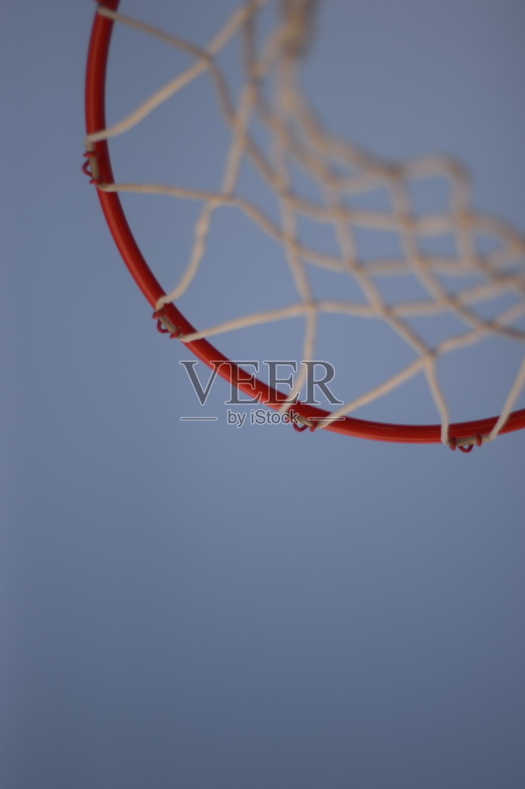 篮球篮和篮网对着蓝天照片摄影图片