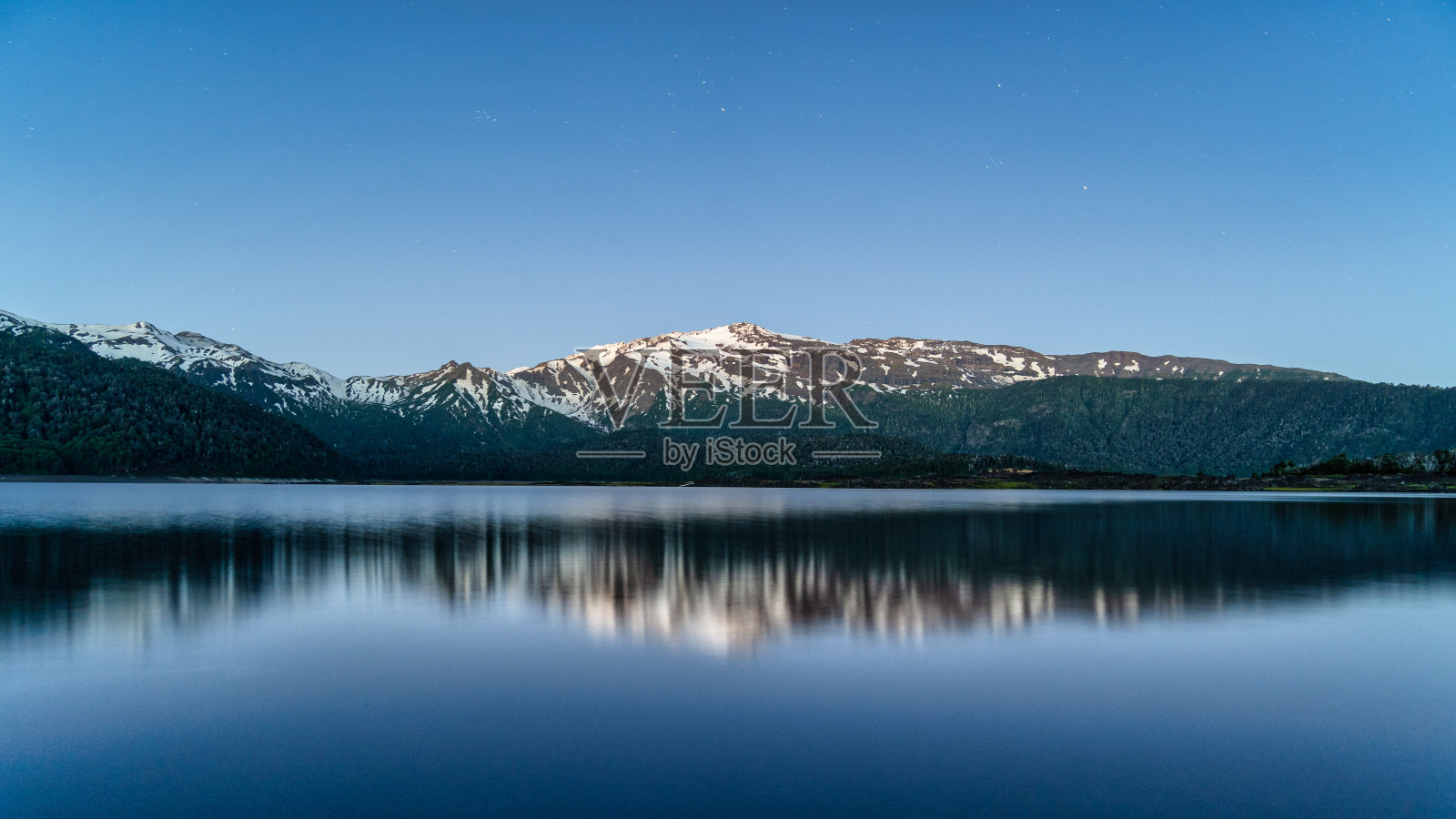 日落时分，康吉里奥国家公园的湖泊和雪山照片摄影图片