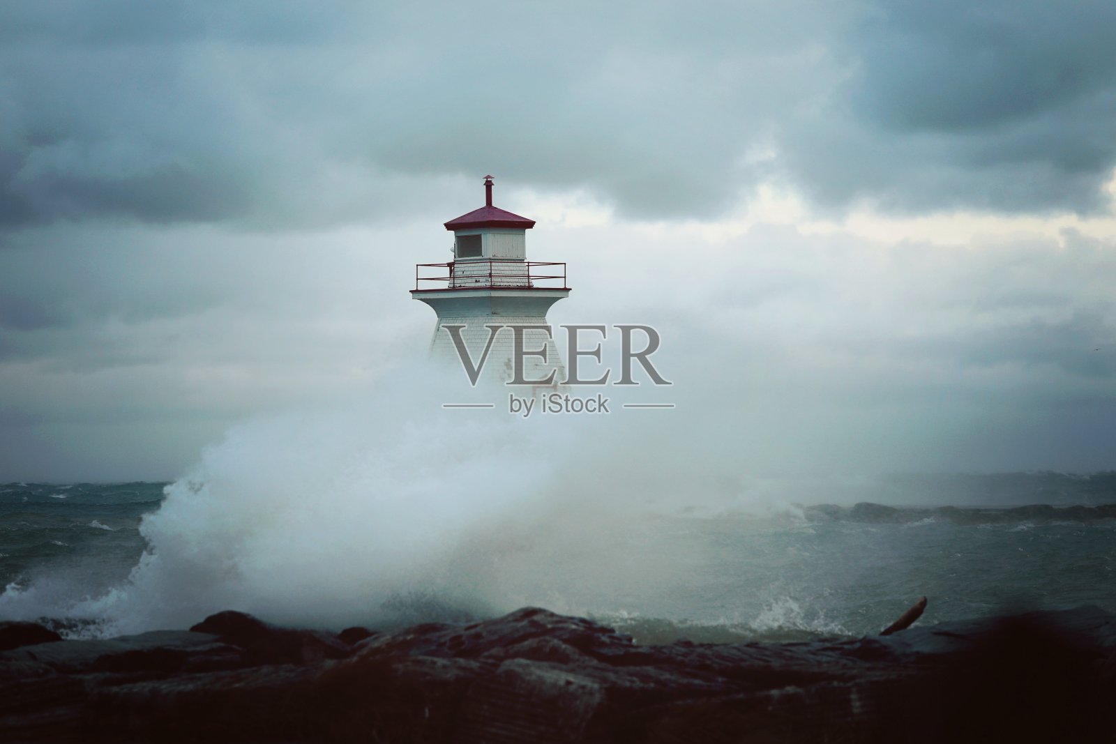 风暴期间湖面上的灯塔照片摄影图片