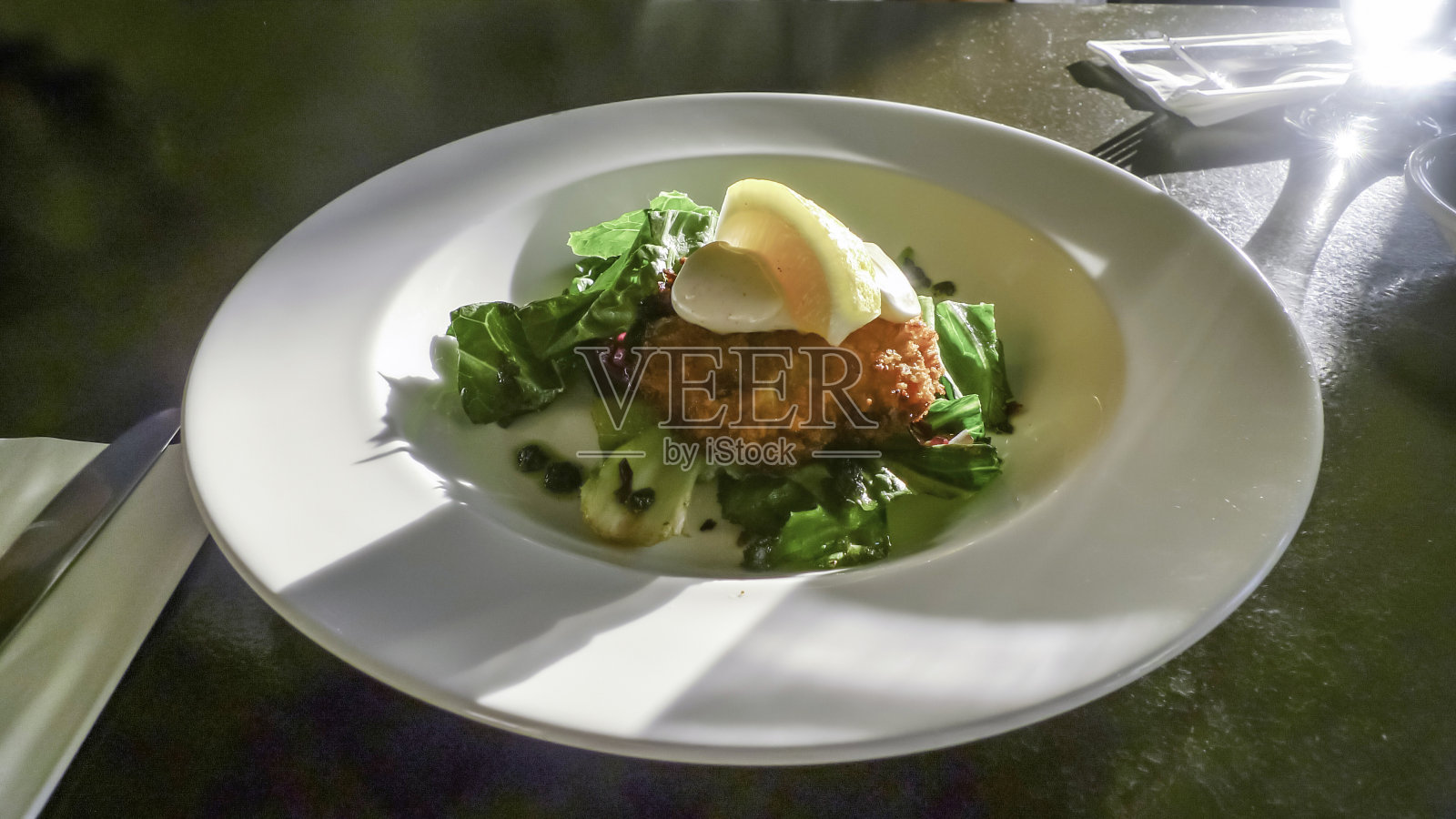 美味的烤鱼盘，加拿大新斯科舍省布雷顿角高地国家公园的肉湾照片摄影图片