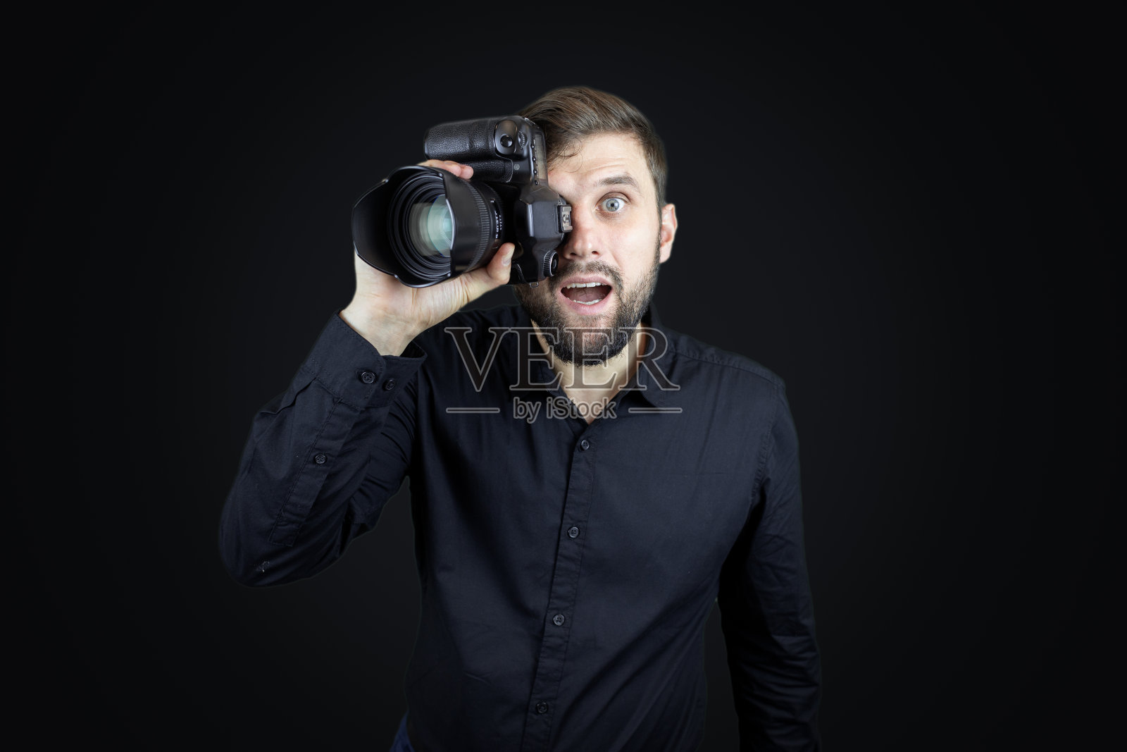 男性摄影师与相机照片摄影图片