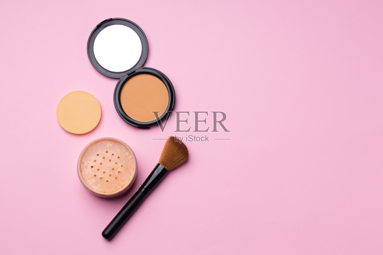 化妆装饰粉和化妆刷的特写照片摄影图片