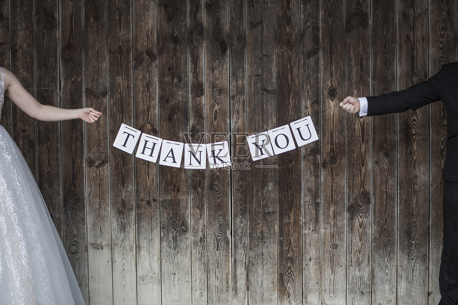 新婚夫妇在木墙前写上感谢照片摄影图片