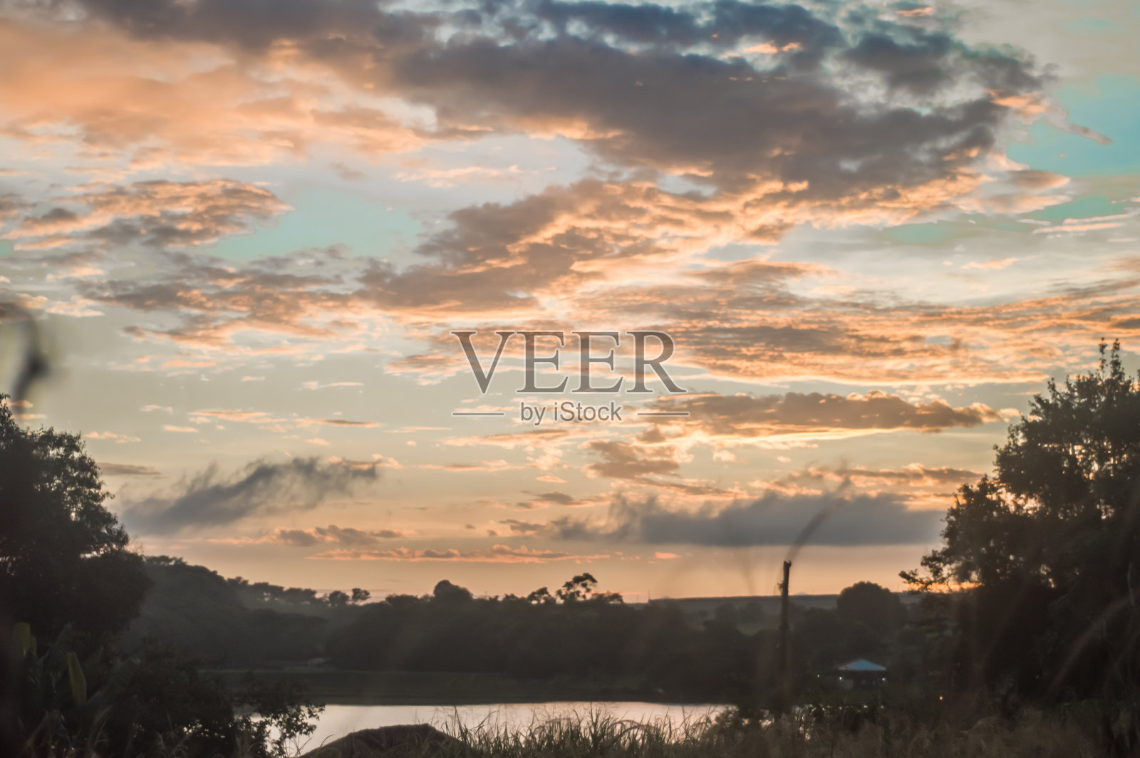 日出与云，草，湖和山照片摄影图片