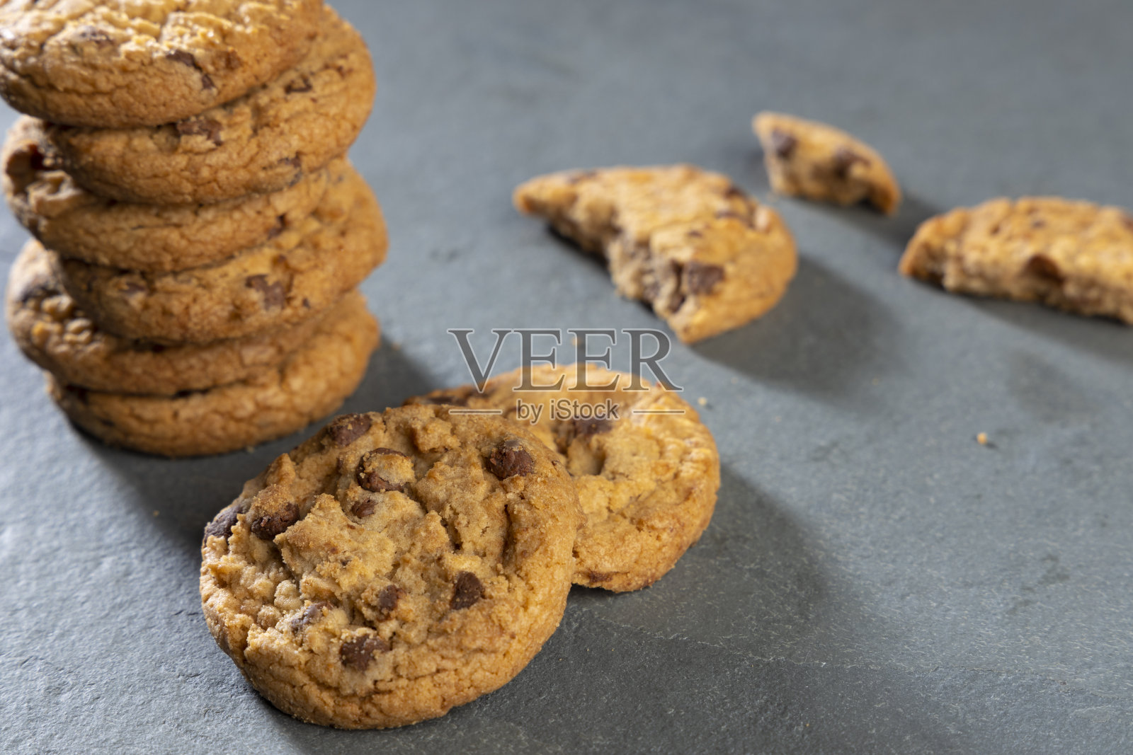 新鲜烘焙的巧克力饼干照片摄影图片