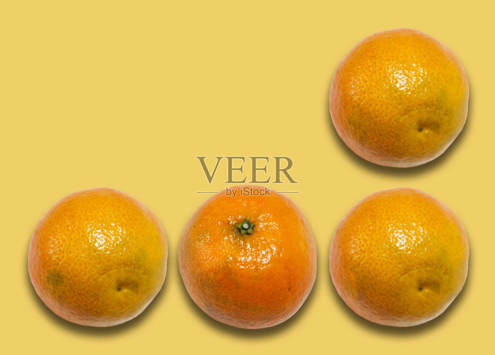 新鲜的整个柑橘(柑橘网)，干净的橘子在黄色的背景与空白的文字，健康的素食饮食俯视图照片摄影图片