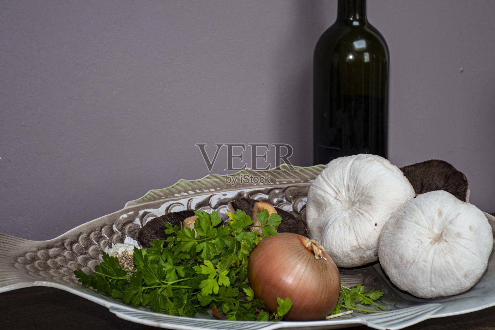 新鲜的食材搭配新鲜的大蒜、洋葱、蘑菇和香料照片摄影图片