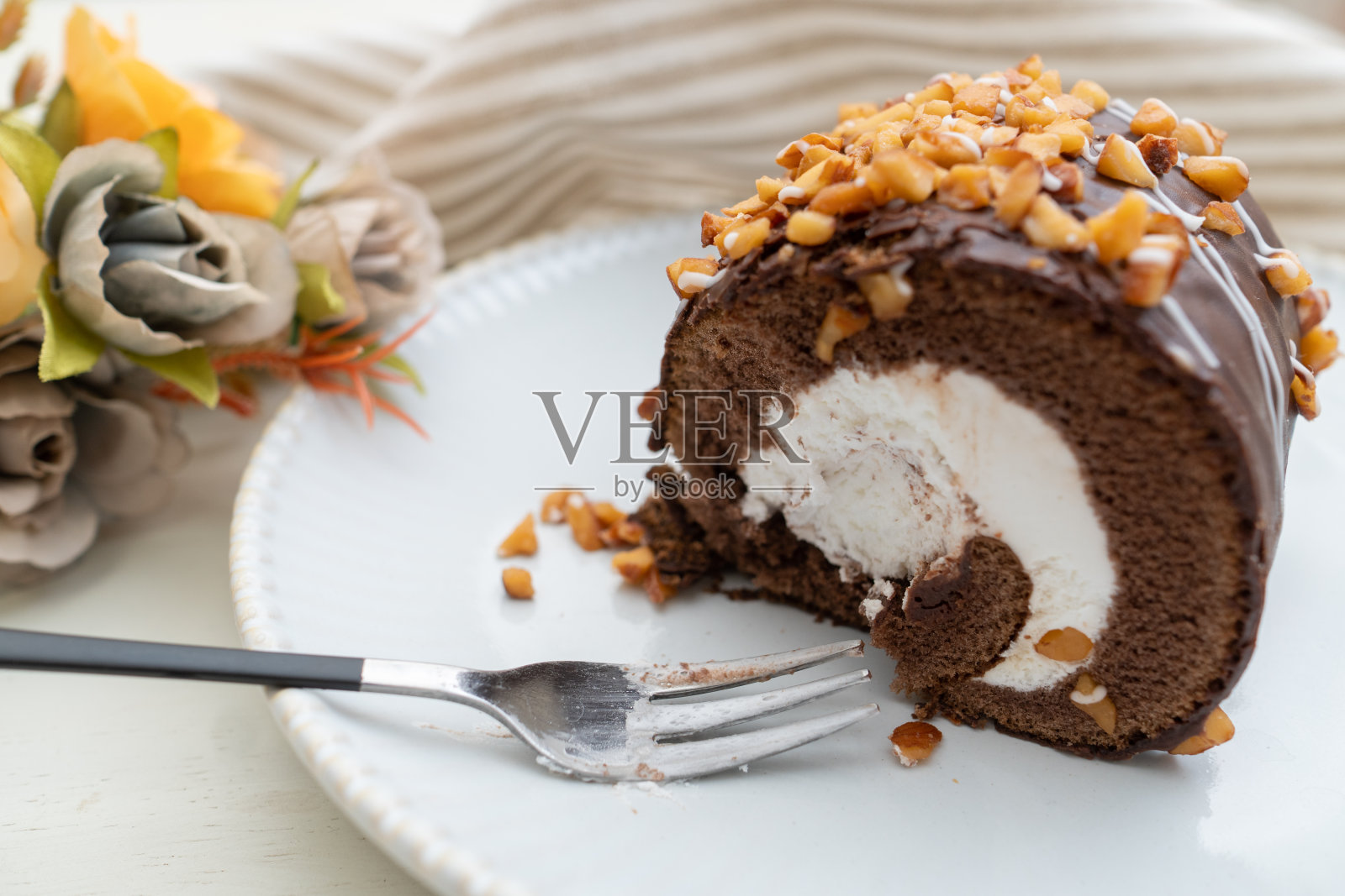 巧克力瑞士卷蛋糕盘照片摄影图片