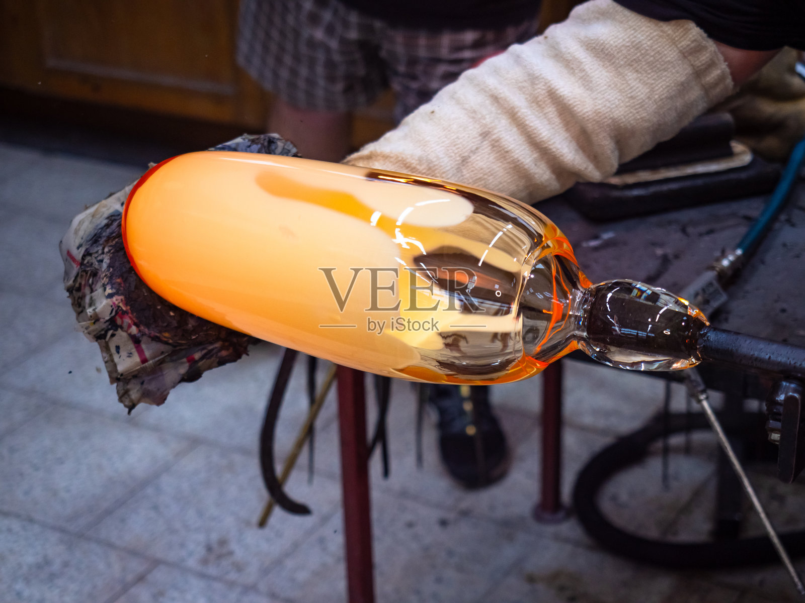 玻璃工艺在玻璃吹口哨上手工热塑大玻璃件照片摄影图片