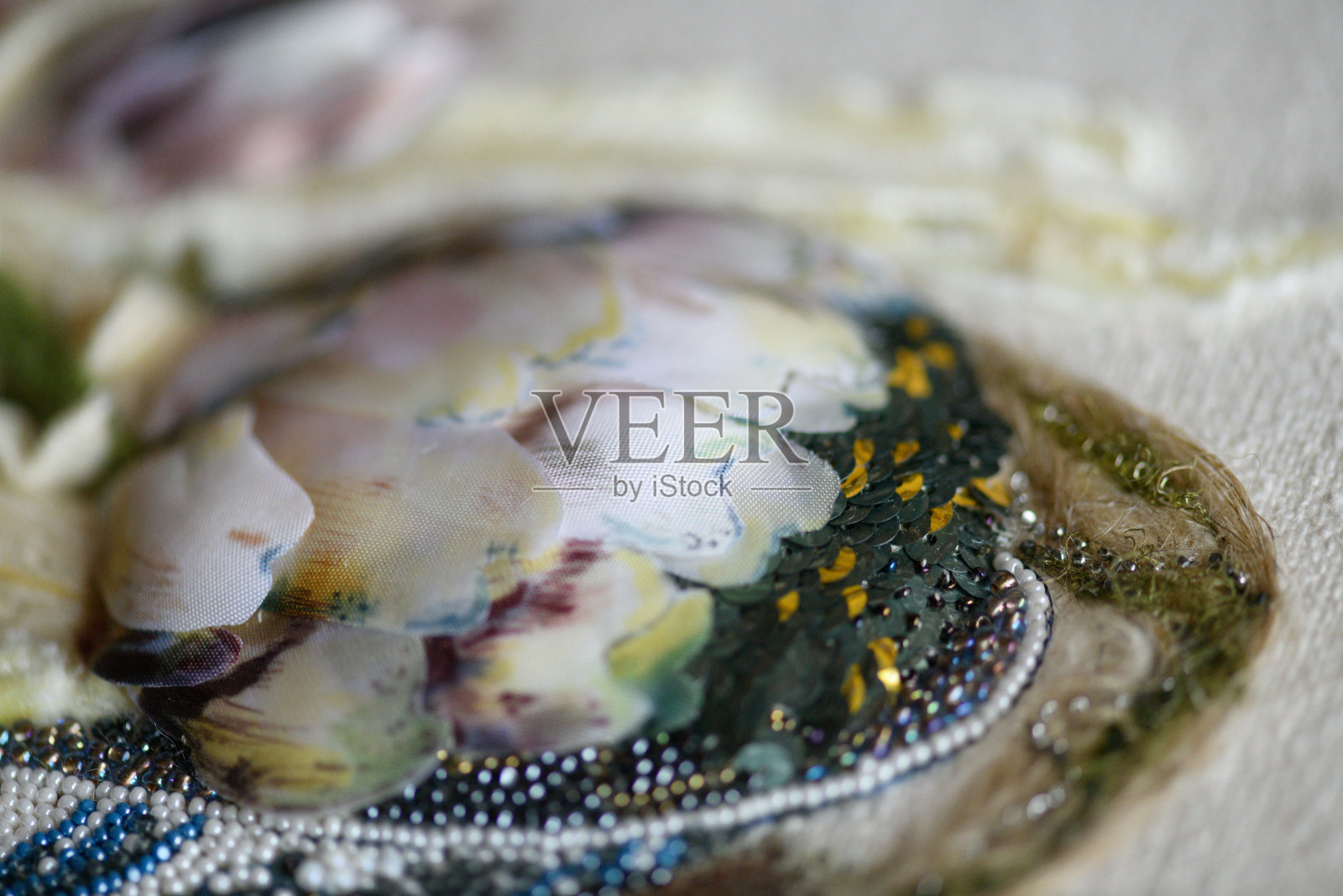 混合技术的时装刺绣。洋蓟静物画。照片摄影图片