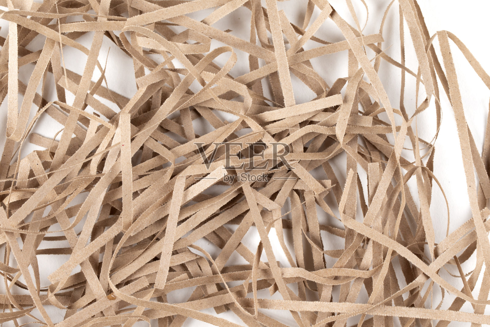 很多米色的薄纸条。白色背景上装饰的礼物纸照片摄影图片