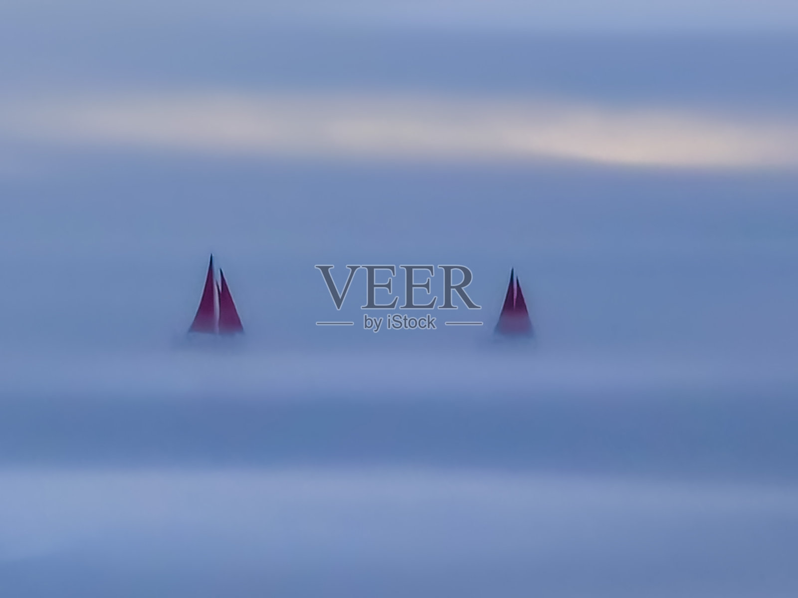 格陵兰伊卢利萨特冰川与红色帆船在雾中照片摄影图片